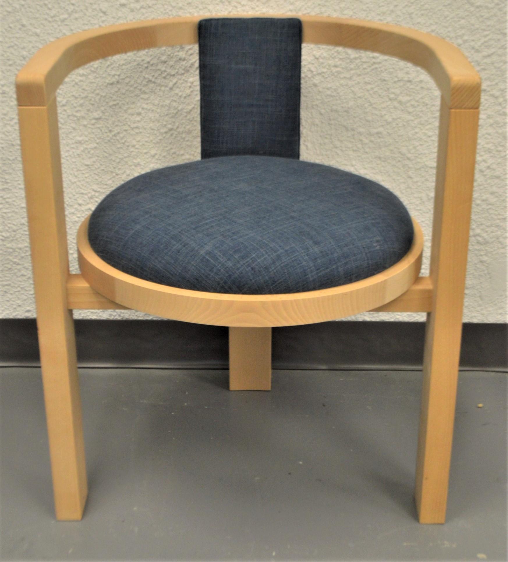 italien Chaise de salle à manger ou d'appoint moderne en bois massif, siège rembourré pour une finition personnalisée. en vente