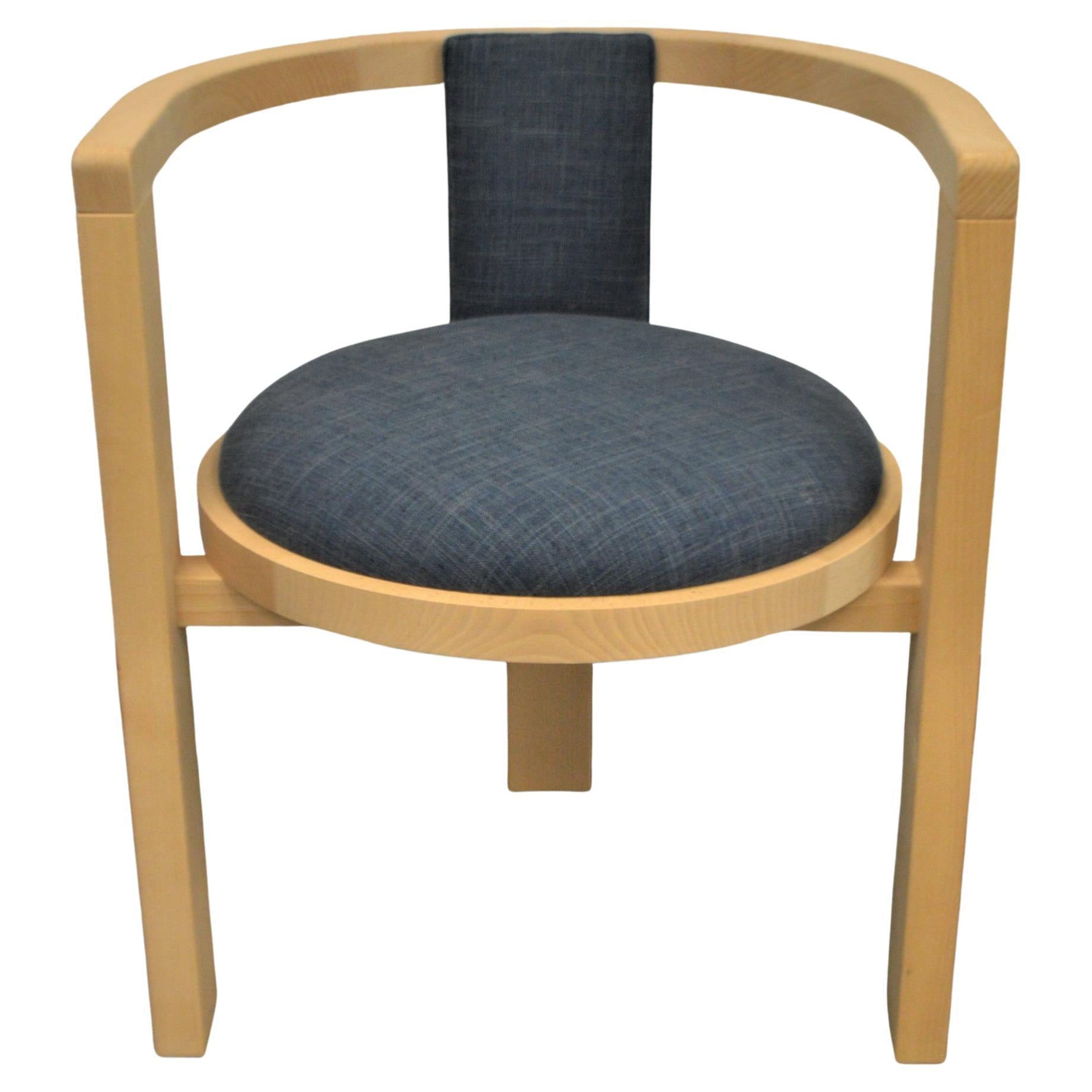 Moderner Ess- oder Akzentstuhl aus Massivholz mit gepolstertem Sitz für eine individuelle Gestaltung.
