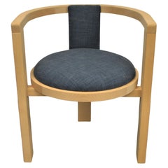 Moderner Ess- oder Akzentstuhl aus Massivholz mit gepolstertem Sitz für eine individuelle Gestaltung.