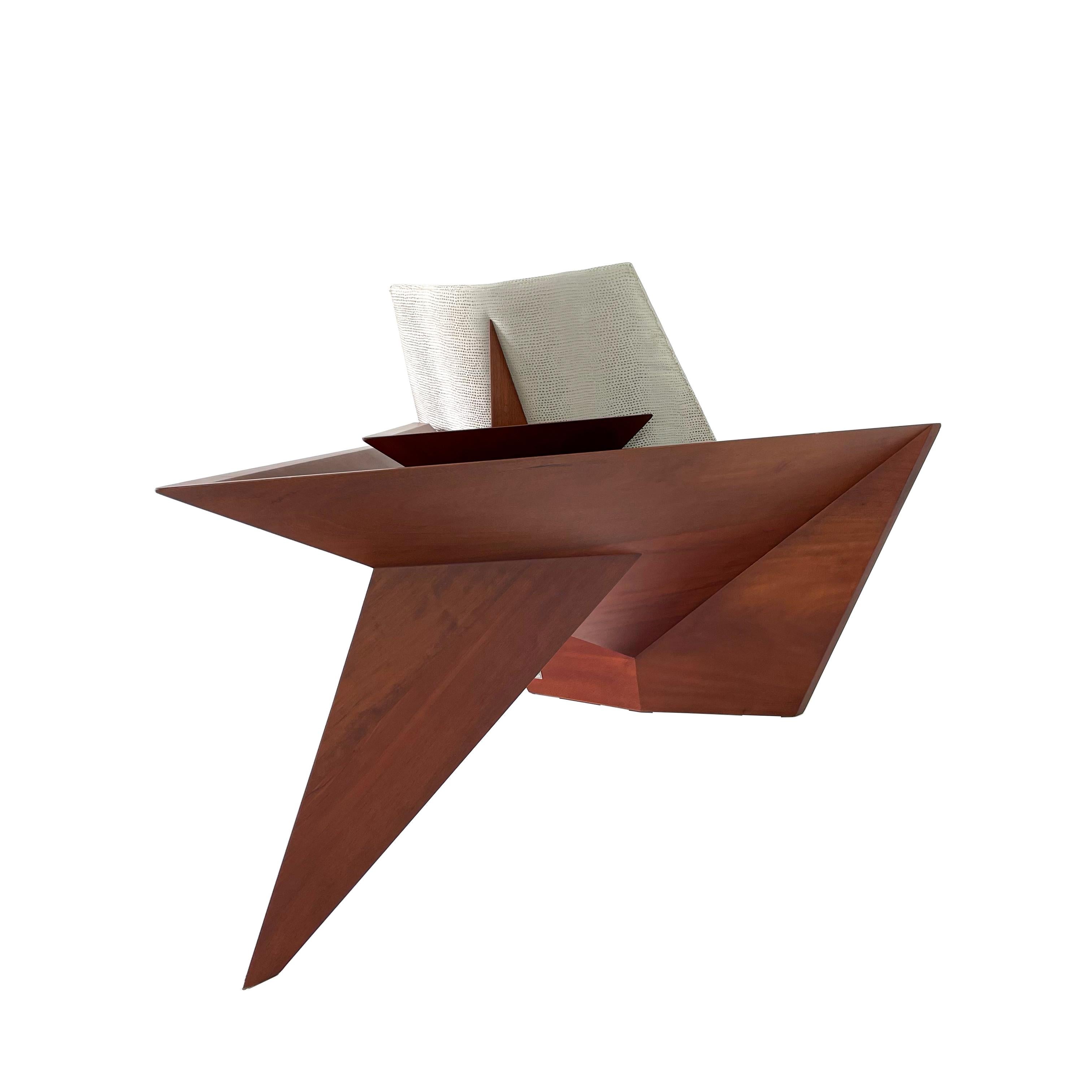 Moderne Sessel aus Massivholz von Pierre Sarkis (21. Jahrhundert und zeitgenössisch) im Angebot