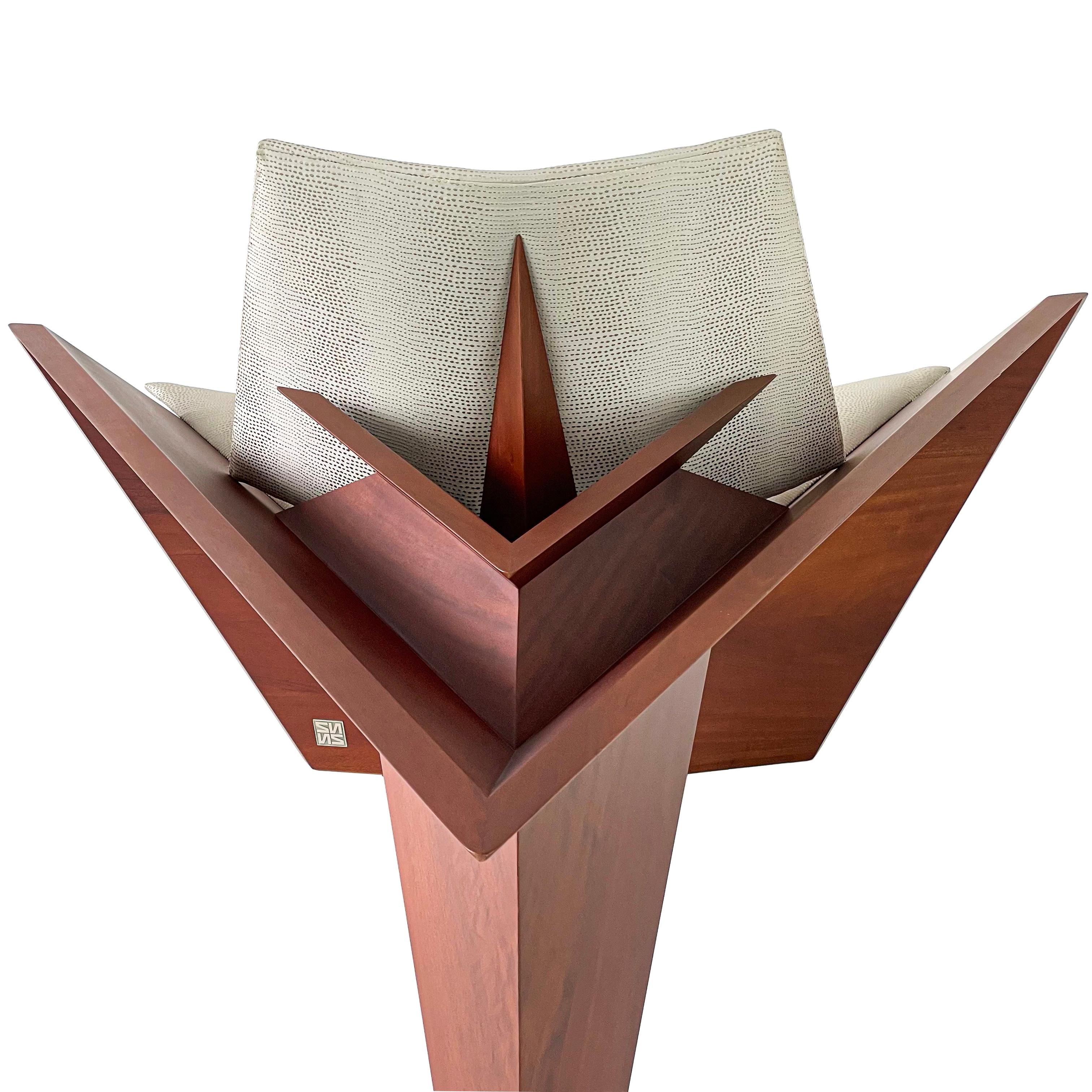 Moderne Sessel aus Massivholz von Pierre Sarkis (Polster) im Angebot