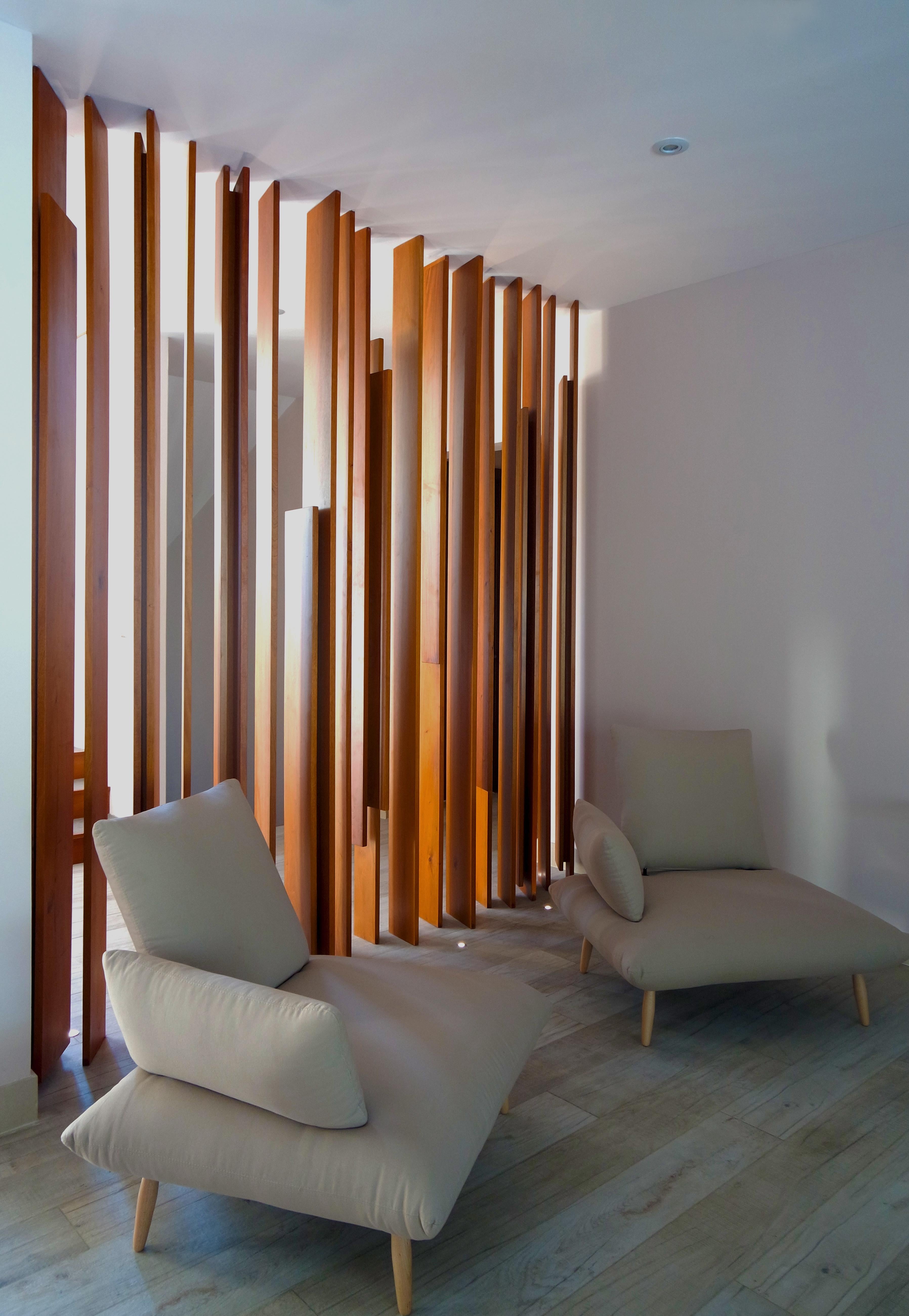 Moderner Wand-/Raumteiler aus Holzskulptur von Pierre Sarkis im Zustand „Neu“ im Angebot in Guatemala City, Central America