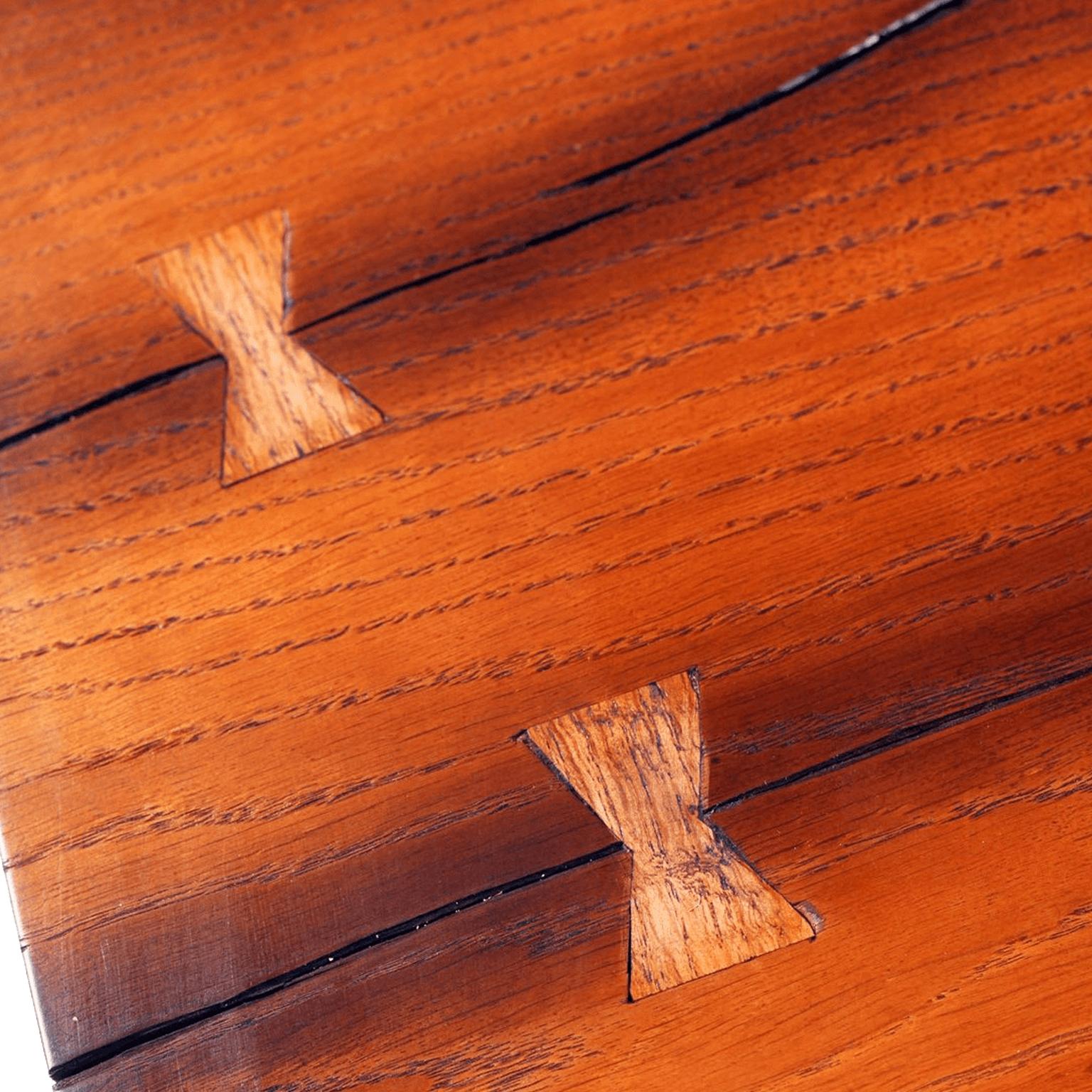 Européen Table basse moderne en bois à bords naturels en laiton, or et cuivre en vente
