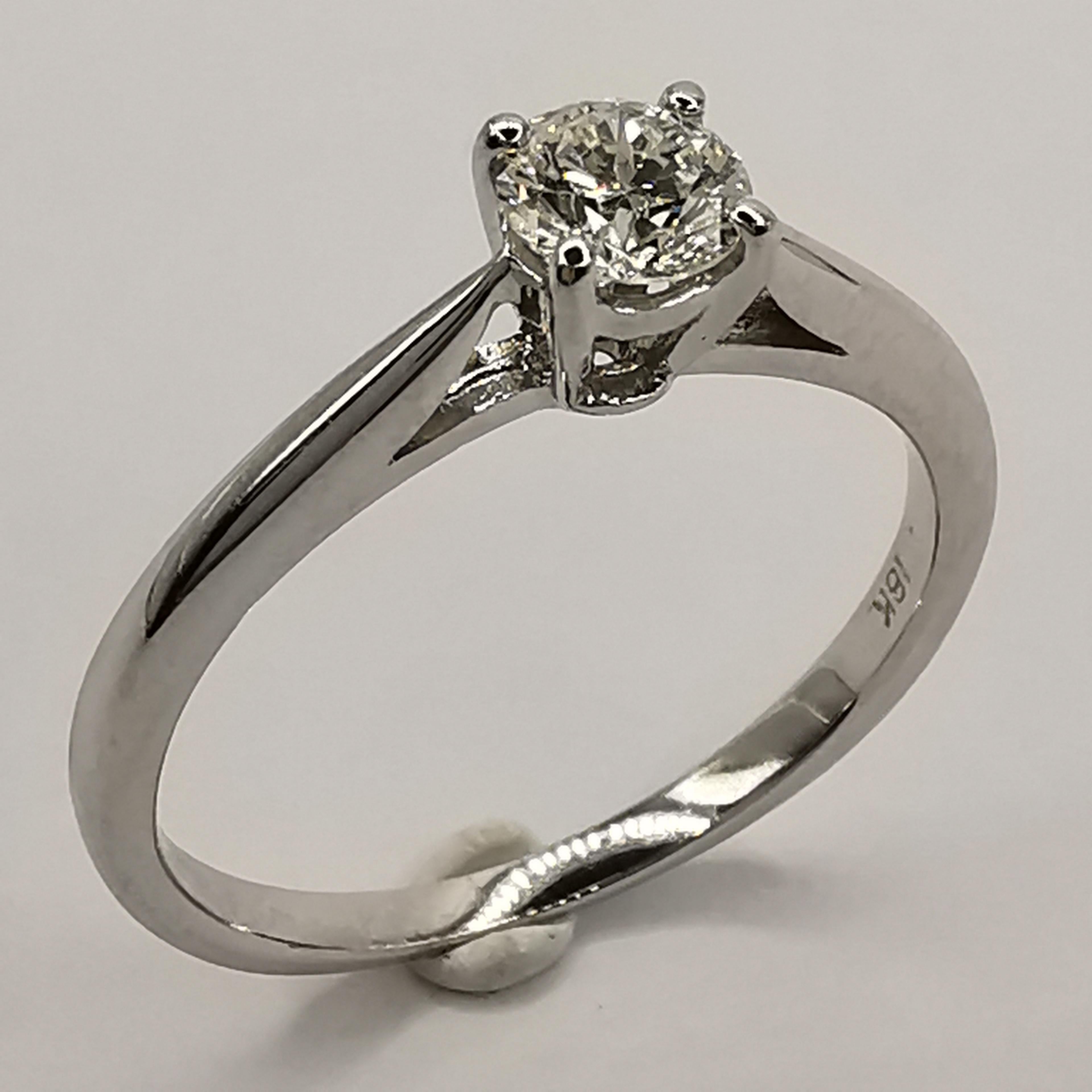 18k solitaire diamond ring
