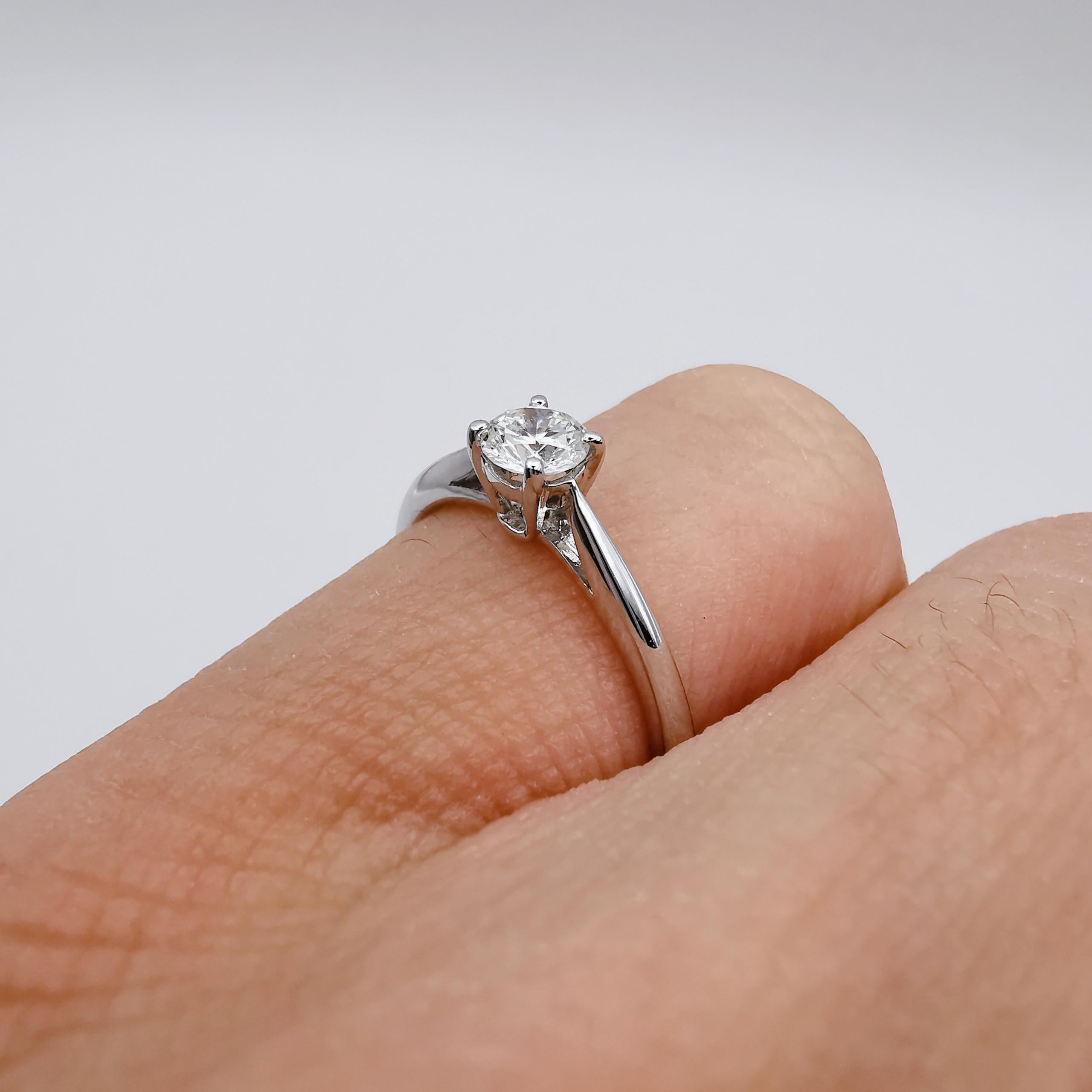 Modern Solitaire Diamond Engagement Ring in 18K White Gold For Sale 2