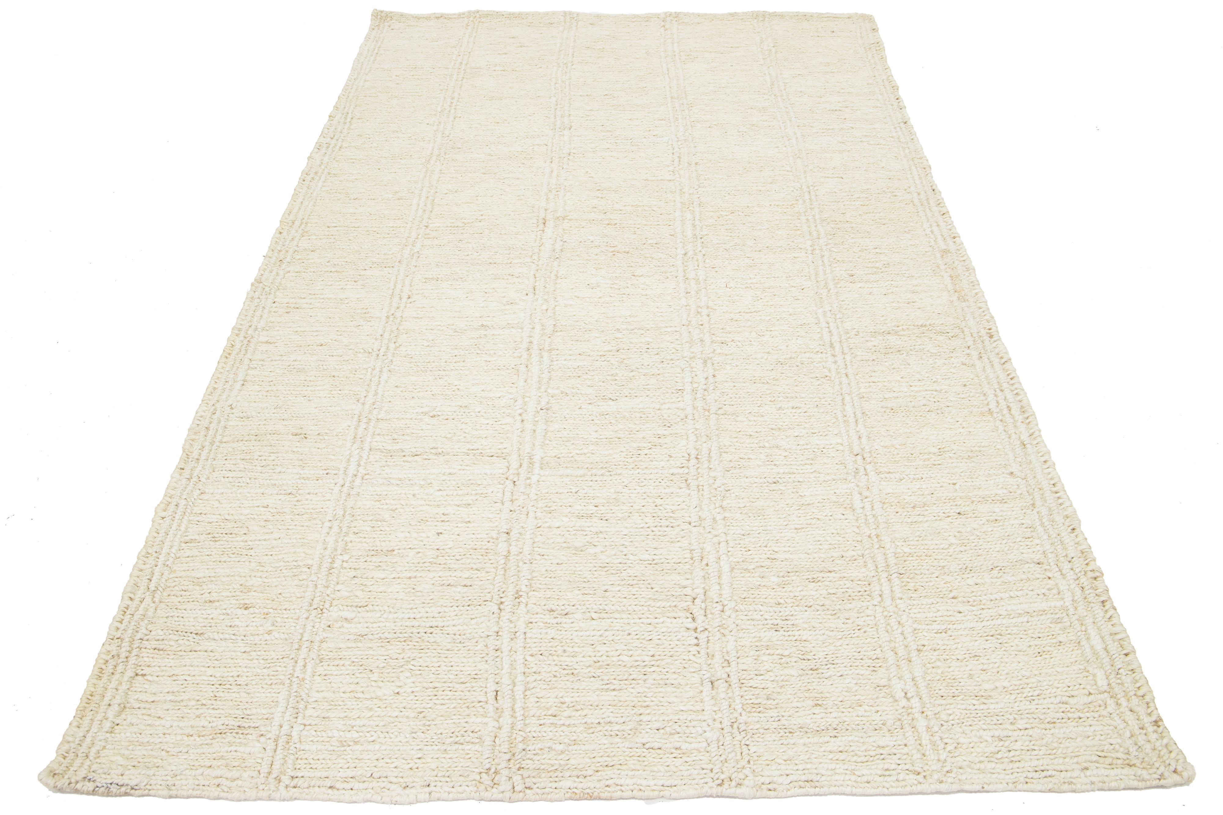 Tappeto moderno Soumak in iuta e lana naturale. Le dimensioni personalizzate sono realizzate su ordinazione.

Materiale: 70 iuta, 30 lana.
Tecniche: Tessuto a mano.
Stile: Nature Modern.
Tempi di consegna: Disponibile in circa 15-16