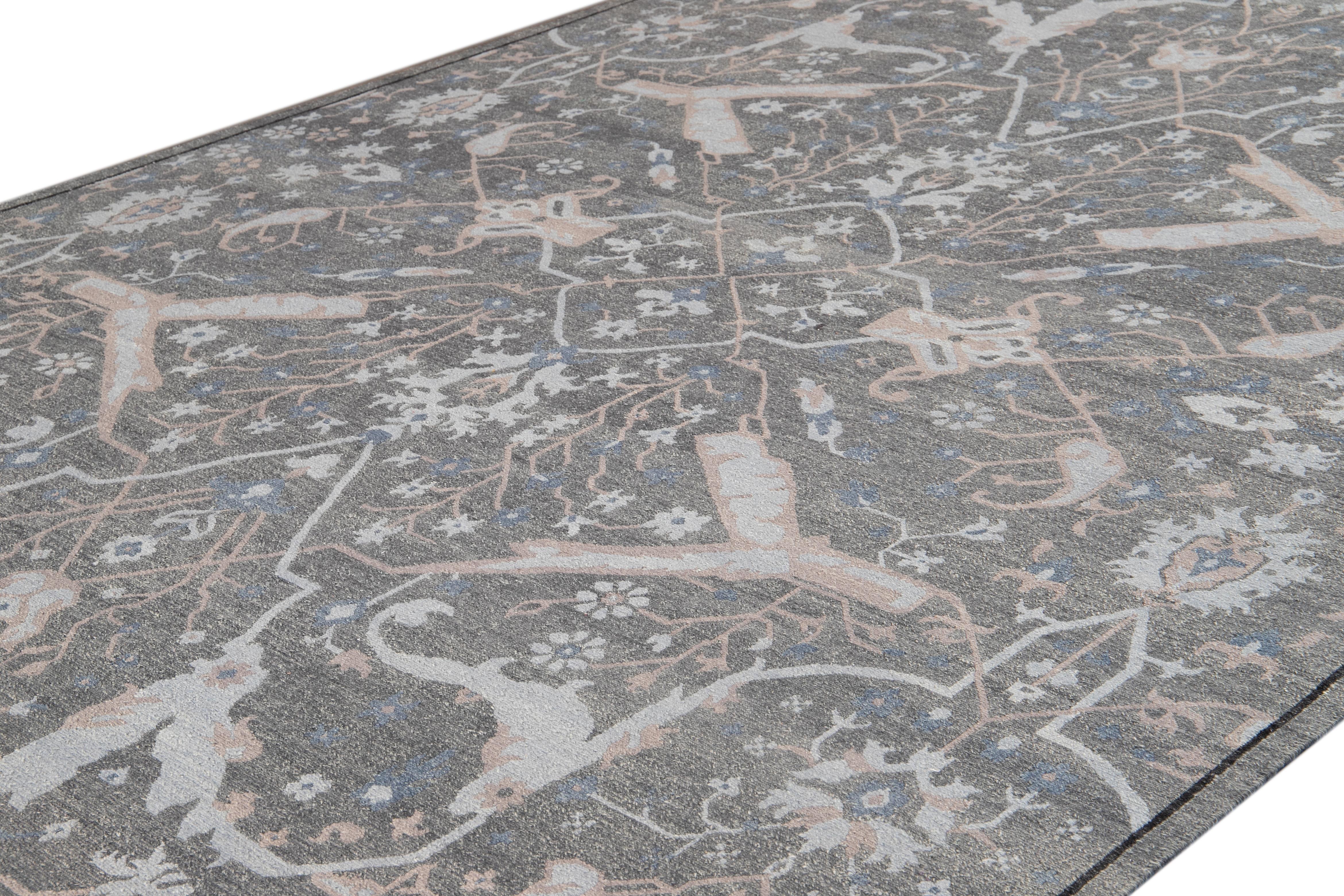 Moderner Soumak-Teppich in Übergröße aus handgefertigter Wolle mit grauem Allover-Design (Moderne der Mitte des Jahrhunderts) im Angebot