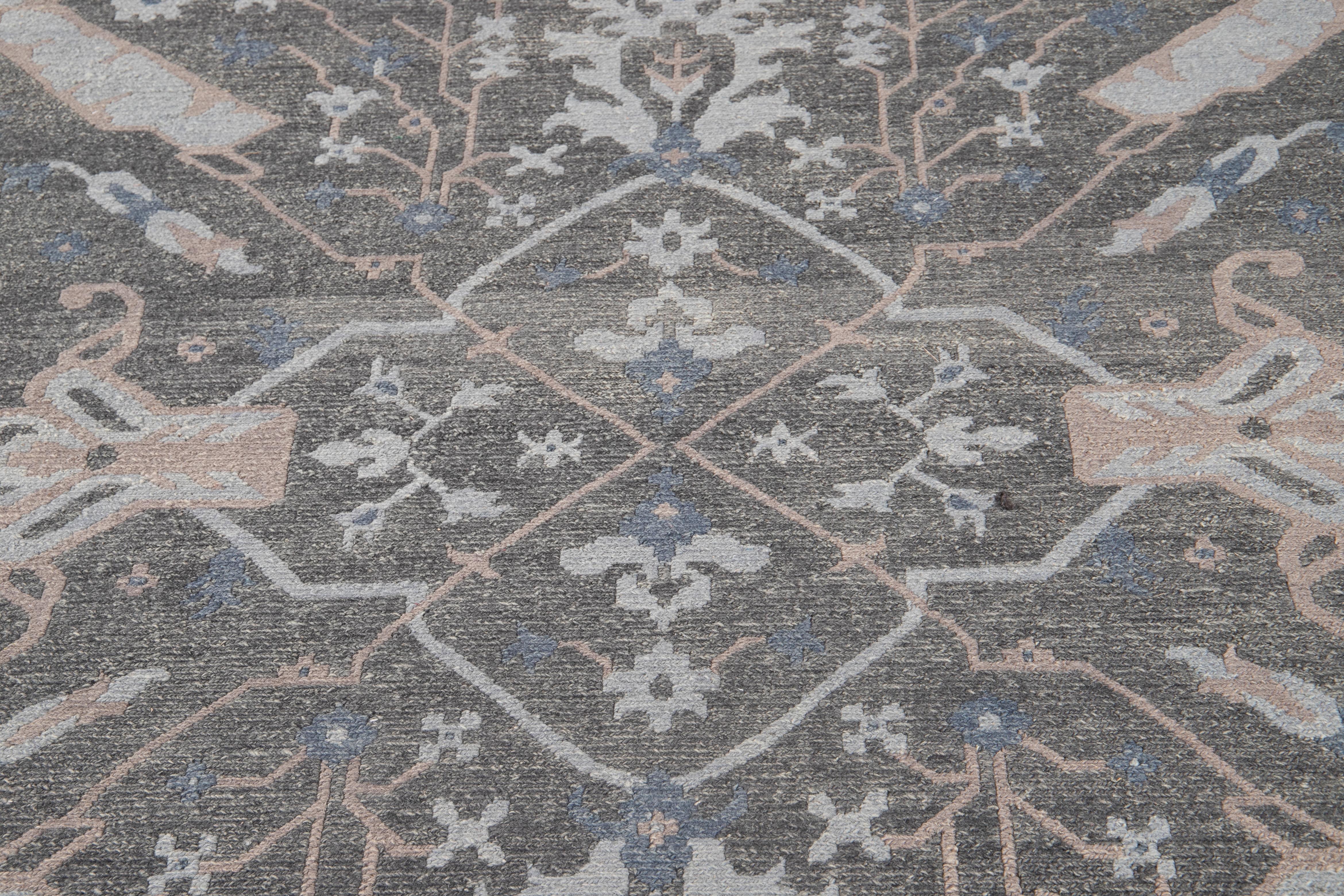 Moderner Soumak-Teppich in Übergröße aus handgefertigter Wolle mit grauem Allover-Design (Indisch) im Angebot