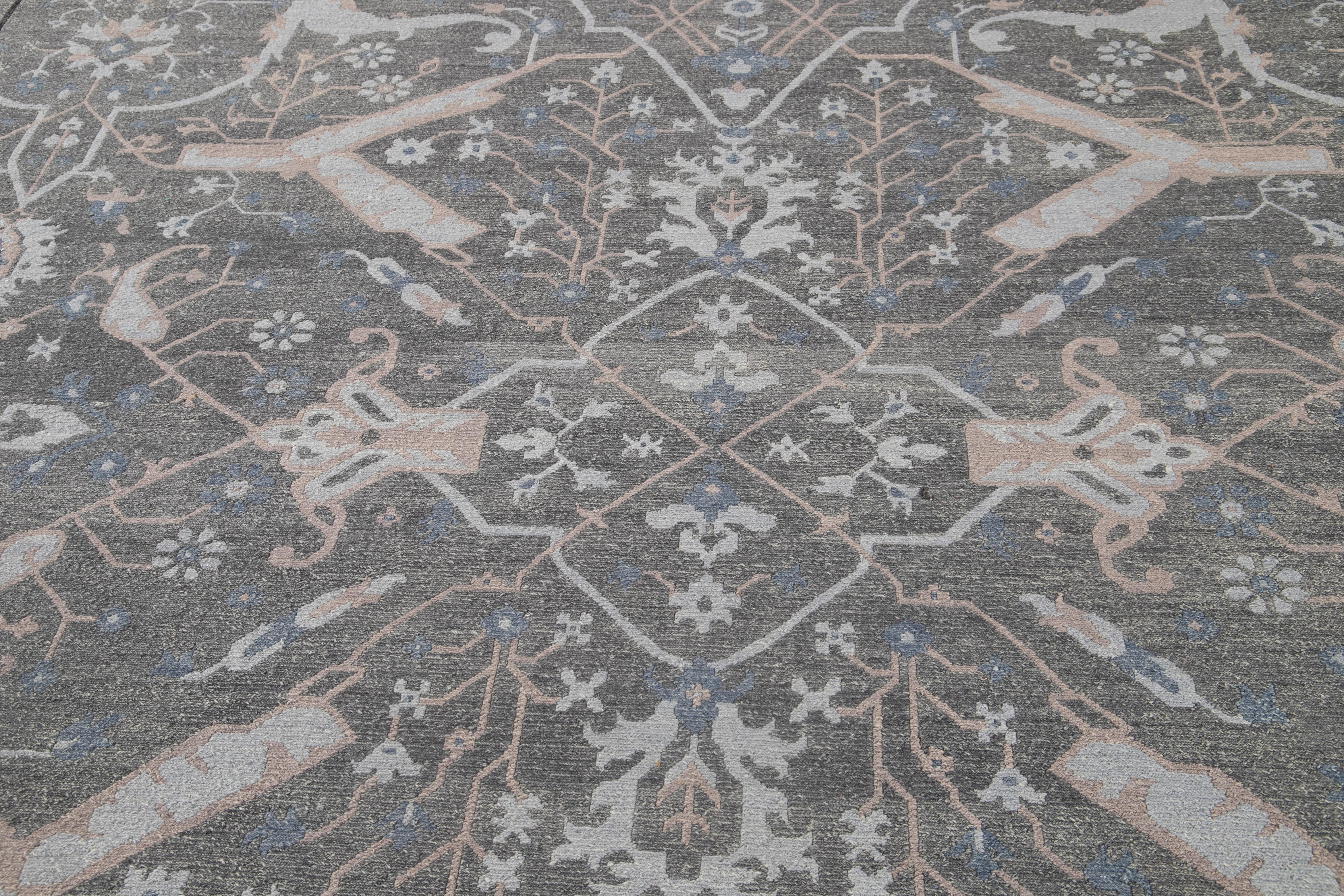 Moderner Soumak-Teppich in Übergröße aus handgefertigter Wolle mit grauem Allover-Design (Handgeknüpft) im Angebot
