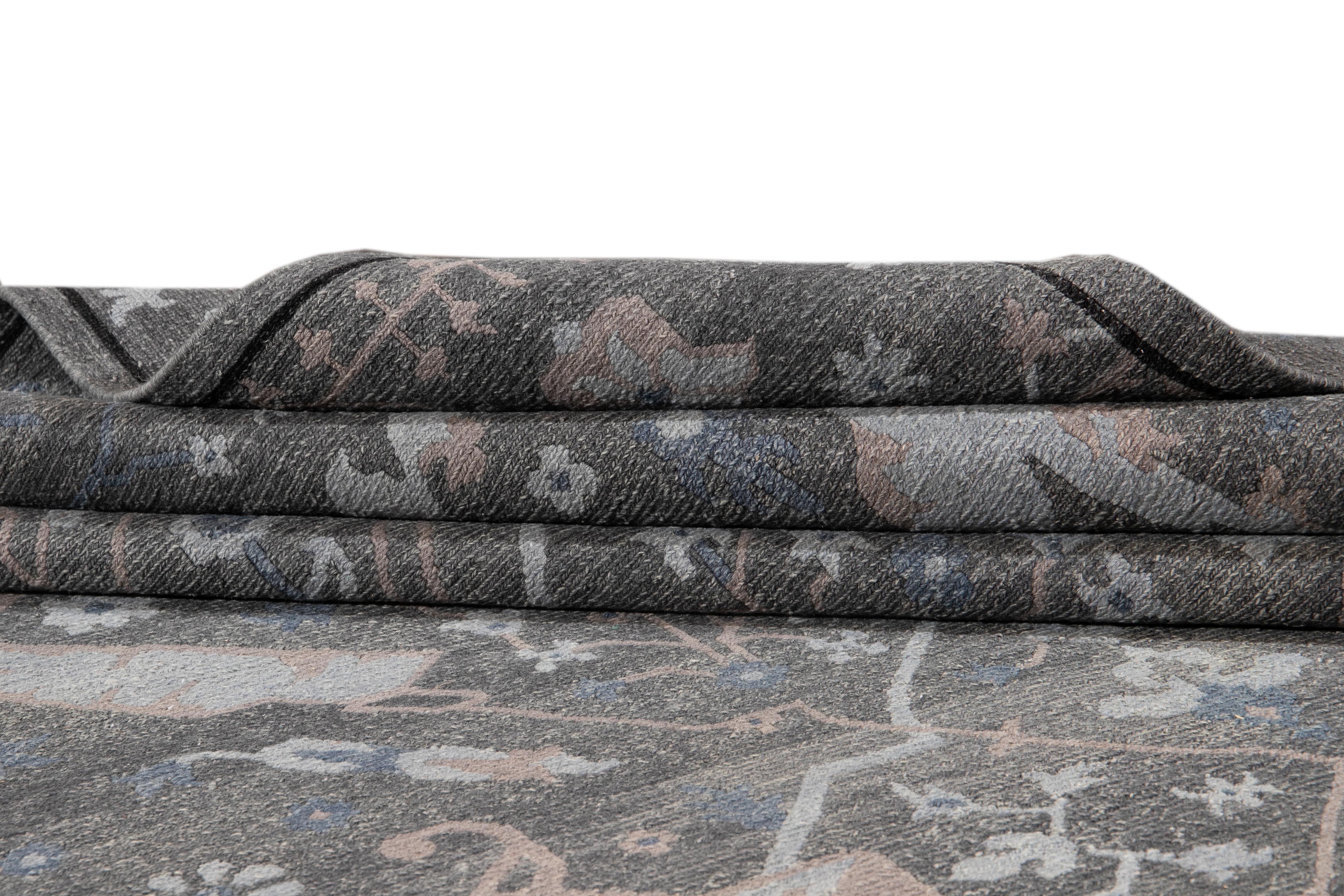 Moderner Soumak-Teppich in Übergröße aus handgefertigter Wolle mit grauem Allover-Design (21. Jahrhundert und zeitgenössisch) im Angebot
