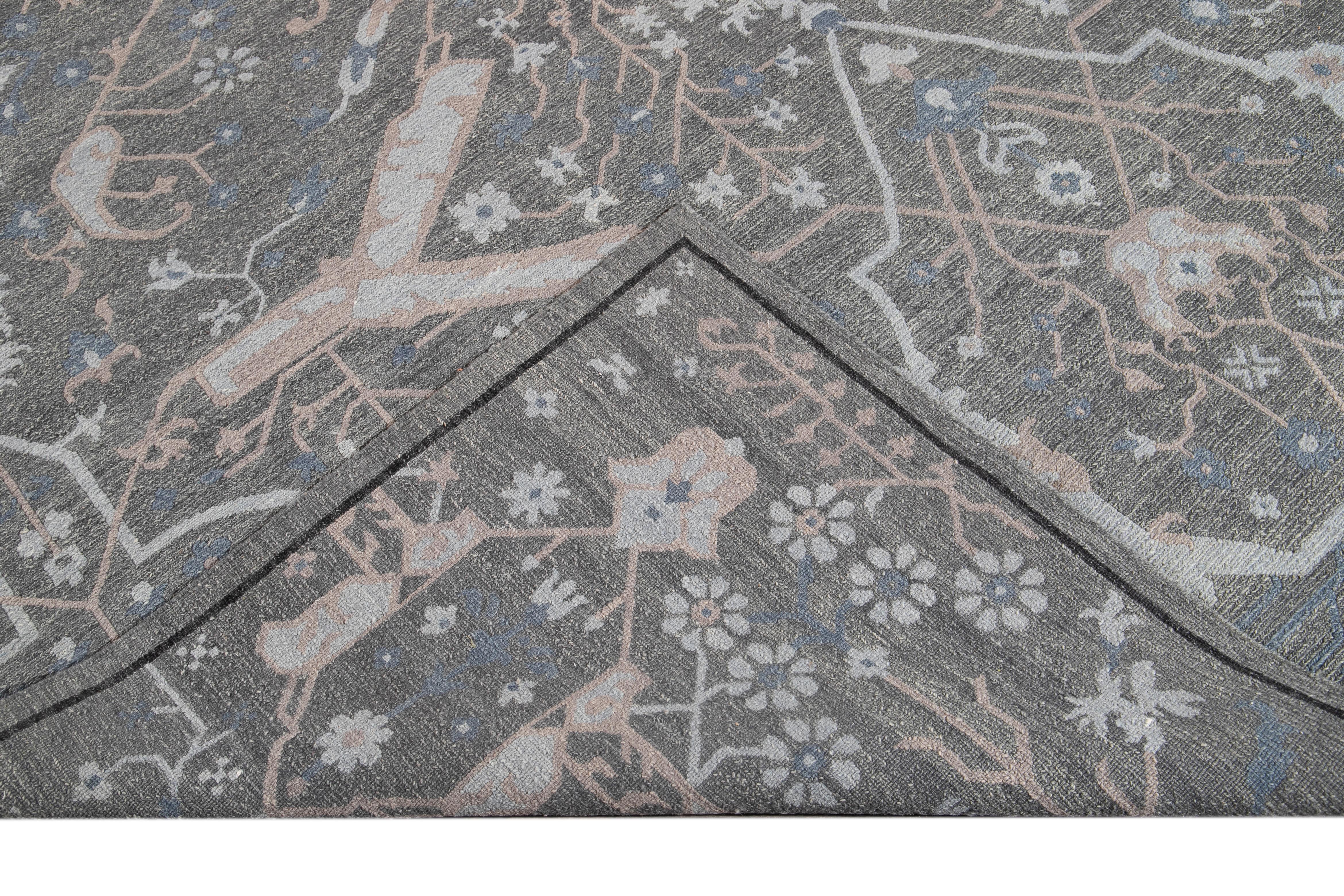 Moderner Soumak-Teppich in Übergröße aus handgefertigter Wolle mit grauem Allover-Design im Angebot 1