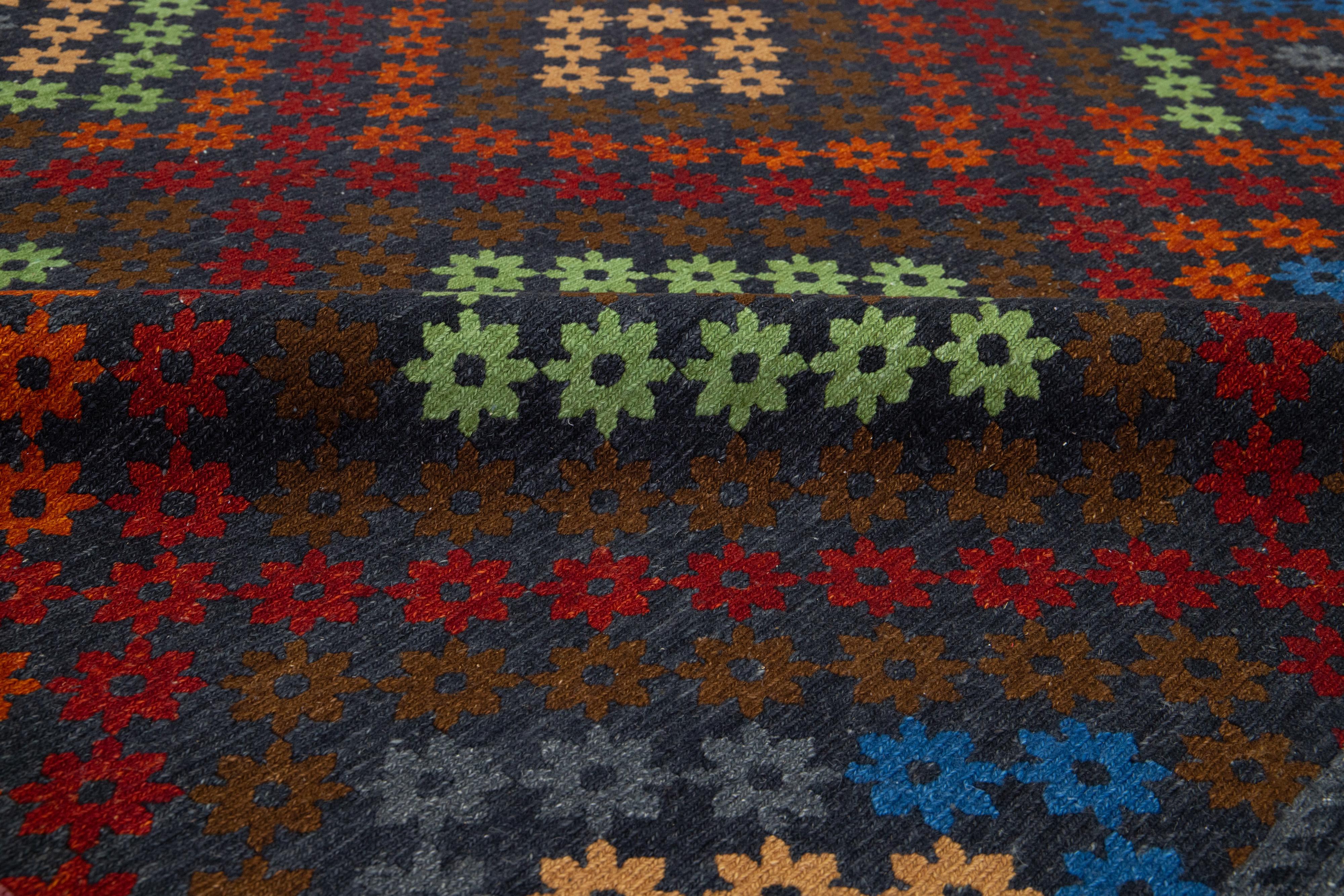 Tapis moderne Soumak fait à la main multicolore avec motifs géométriques en vente 2