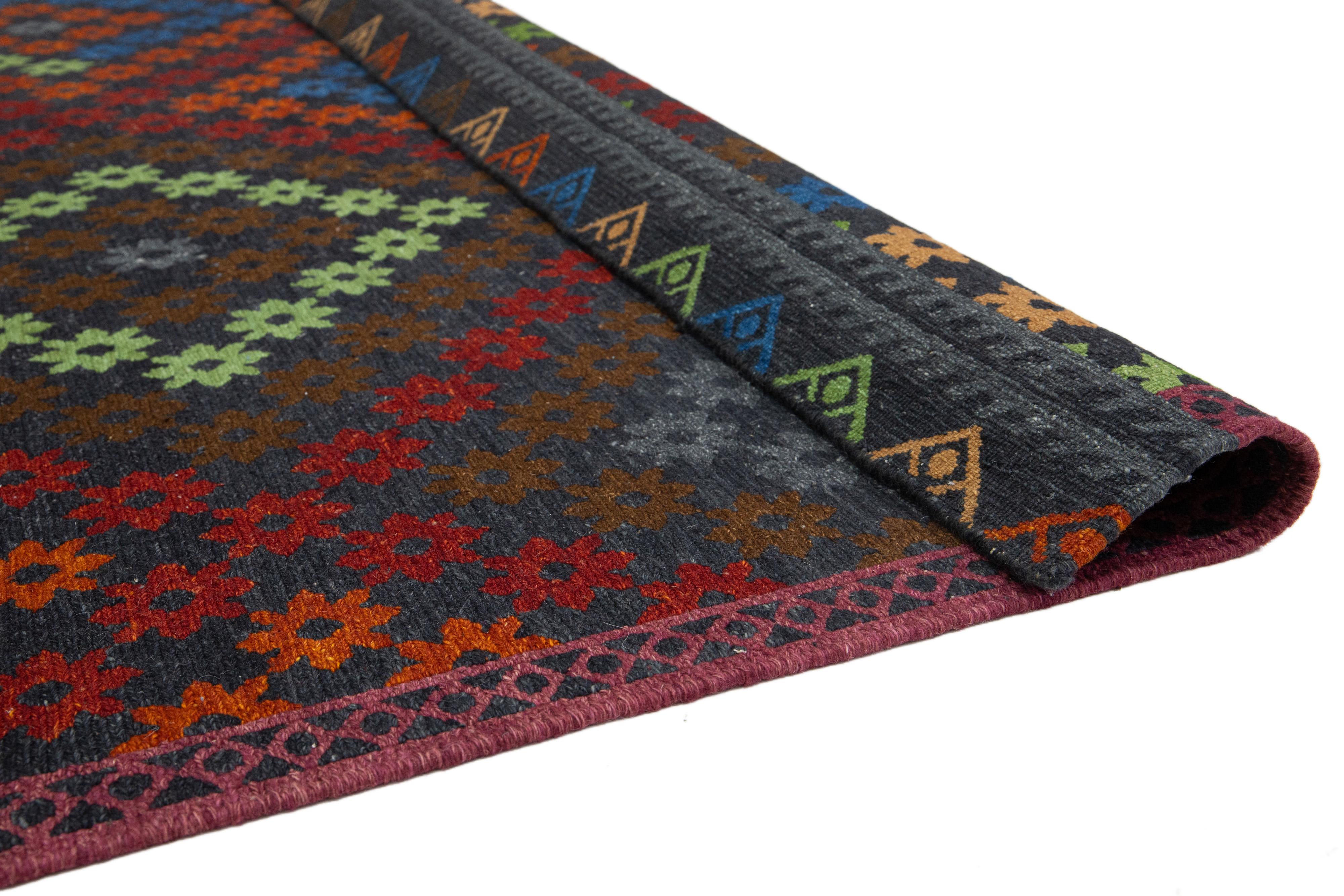 Mid-Century Modern Tapis moderne Soumak fait à la main multicolore avec motifs géométriques en vente
