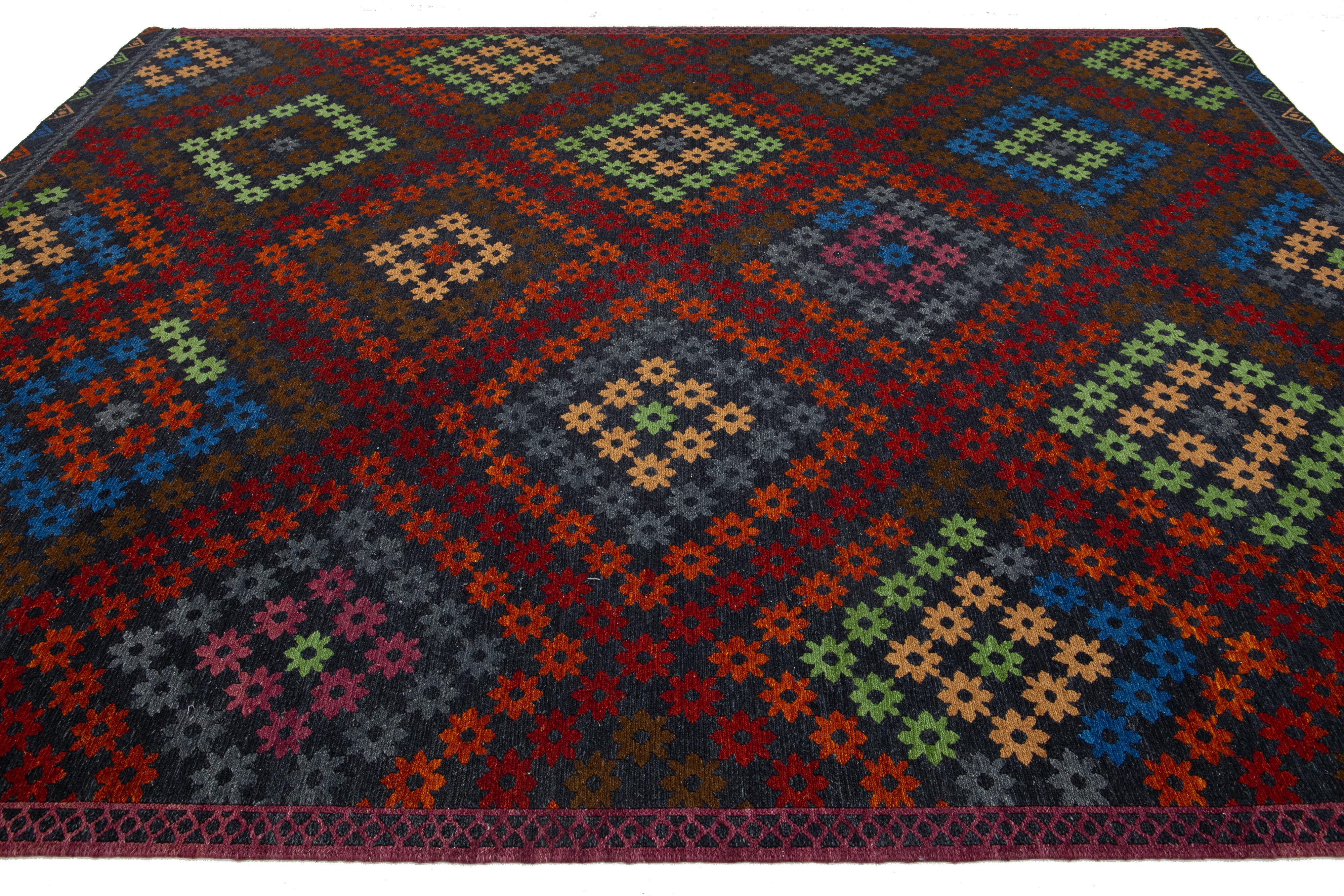 Tapis moderne Soumak fait à la main multicolore avec motifs géométriques Neuf - En vente à Norwalk, CT