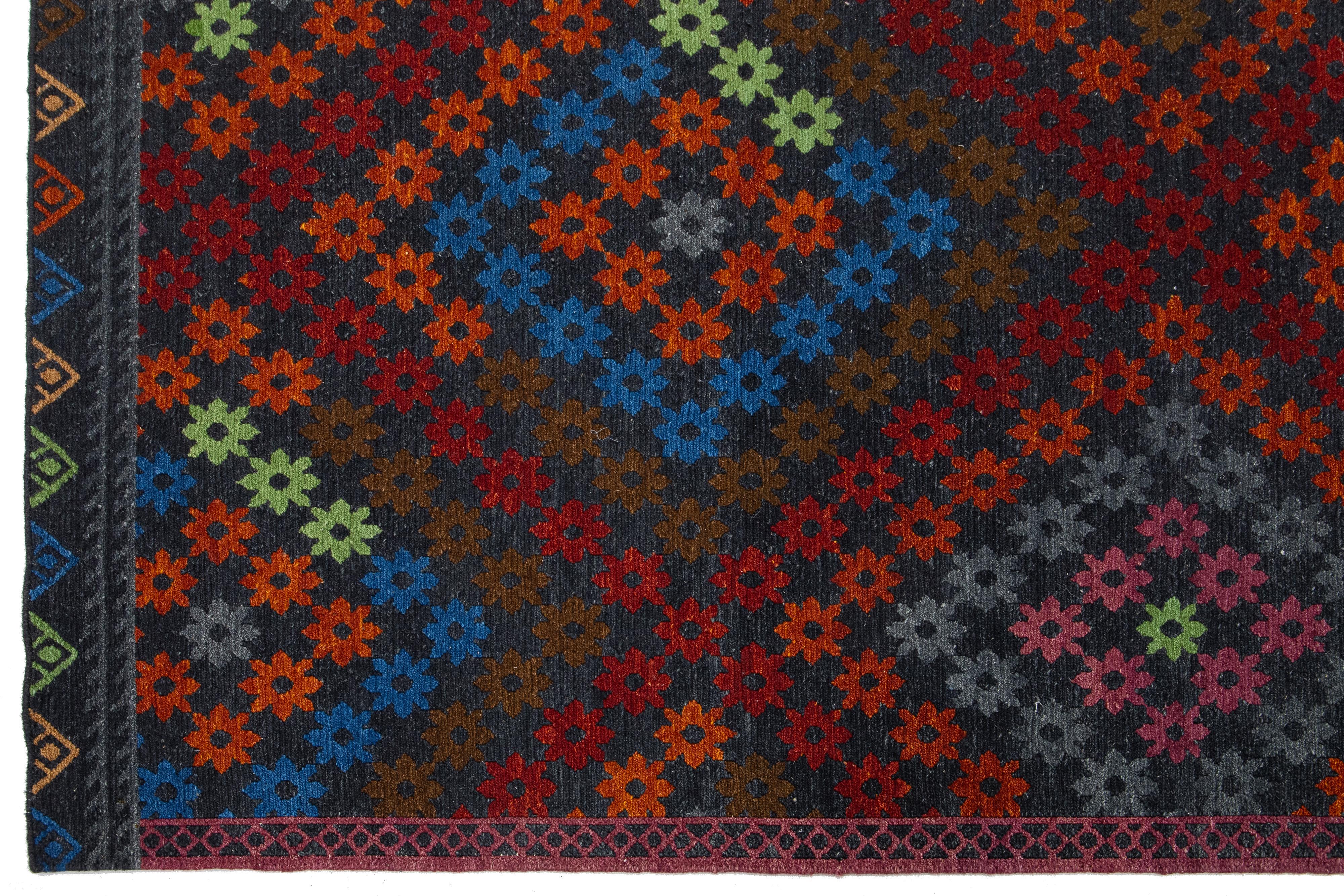 XXIe siècle et contemporain Tapis moderne Soumak fait à la main multicolore avec motifs géométriques en vente