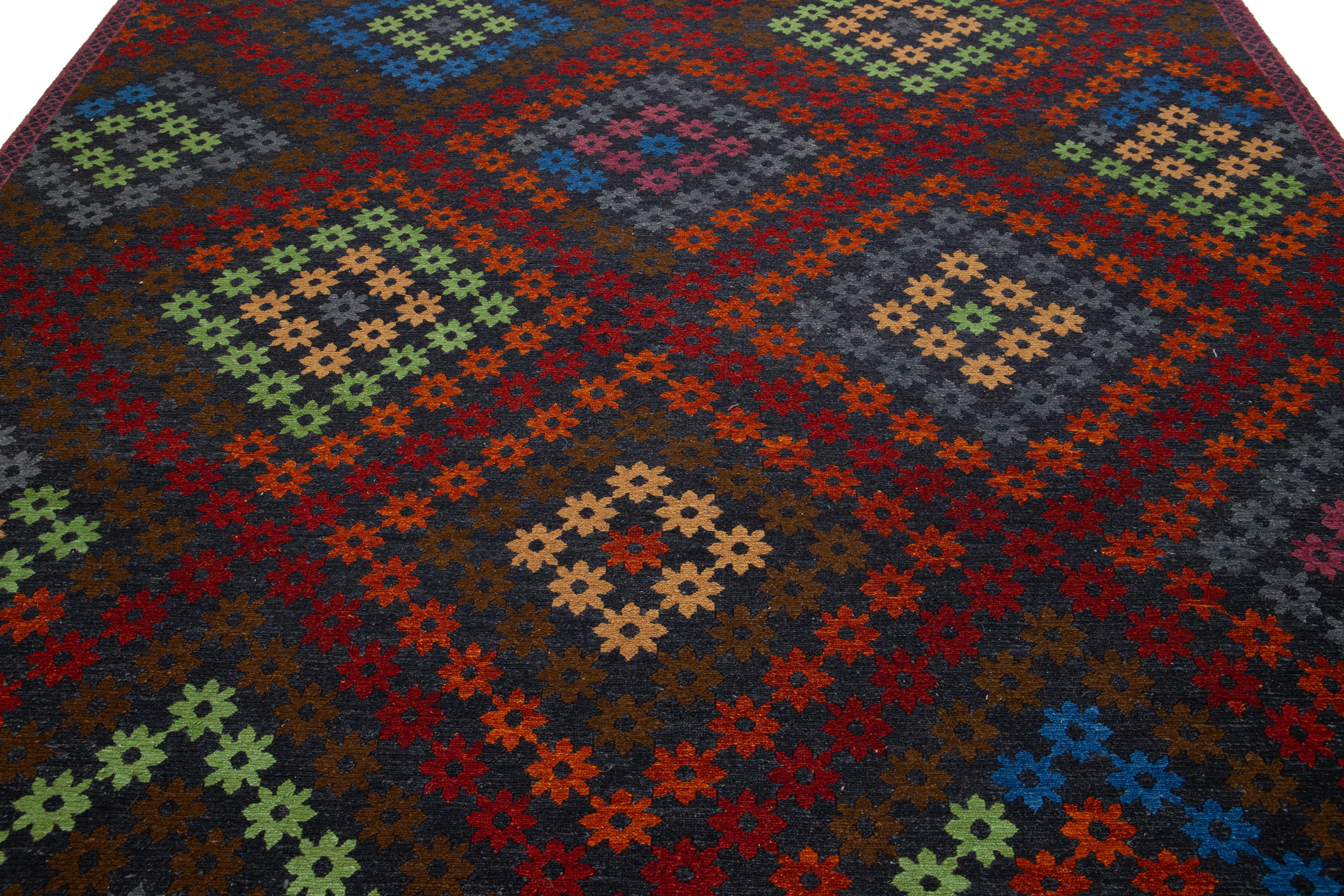 Laine Tapis moderne Soumak fait à la main multicolore avec motifs géométriques en vente