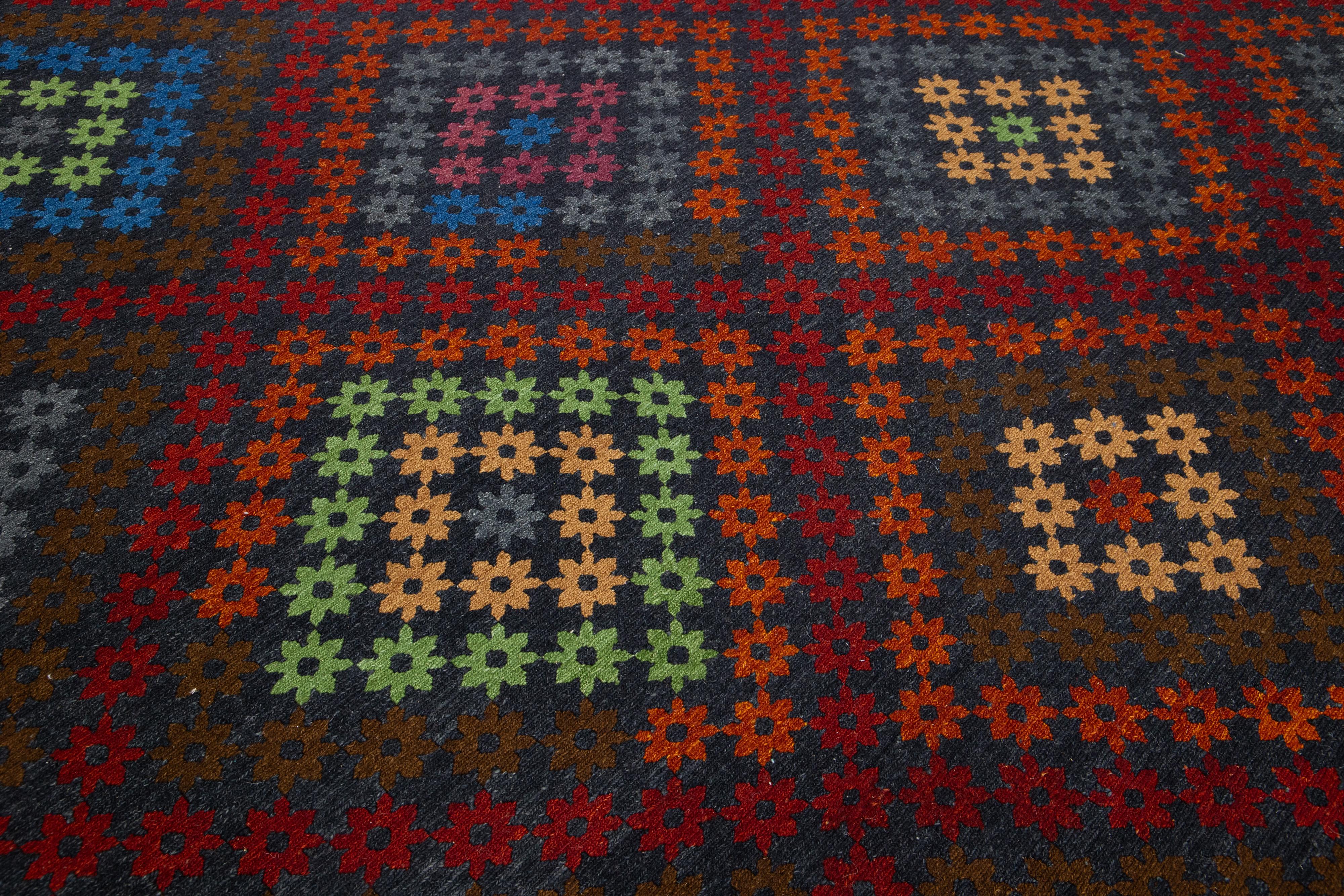 Tapis moderne Soumak fait à la main multicolore avec motifs géométriques en vente 1