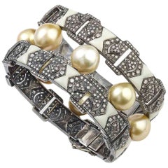 Bracelet moderne en perles des mers du Sud, diamants, bakélite, argent et or