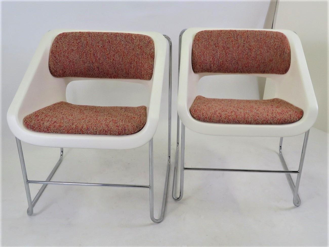Paire de fauteuils Space Age Mid Century Modern créés par Paul Boulva pour les Jeux Olympiques de Montréal en 1976 et produits par Artopex au Canada. Les chaises présentent une structure en métal chromé avec un siège en plastique moulé:: le dossier