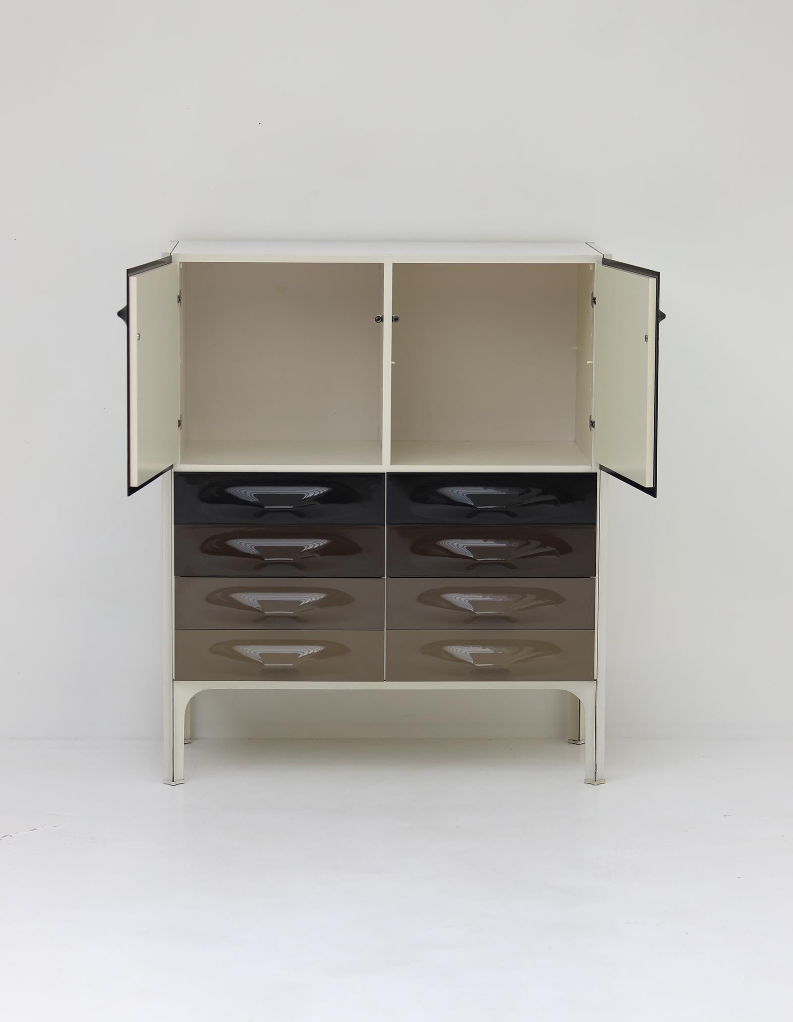 Modern space age DF2000 cabinet by Raymond Loewy for Doubinsky Frères in 1968. In Good Condition In Antwerpen, Antwerp