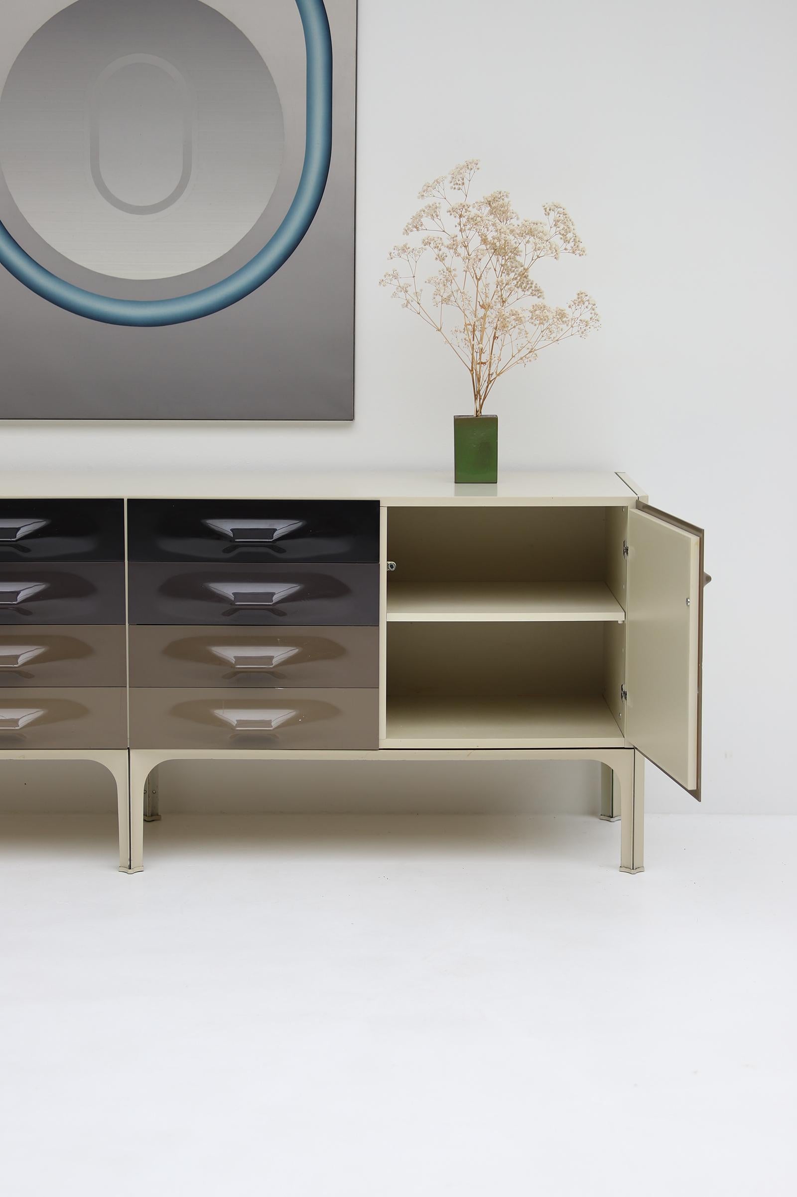 Modern space age DF2000 sideboard by Raymond Loewy for Doubinsky Frères in 1968. For Sale 4