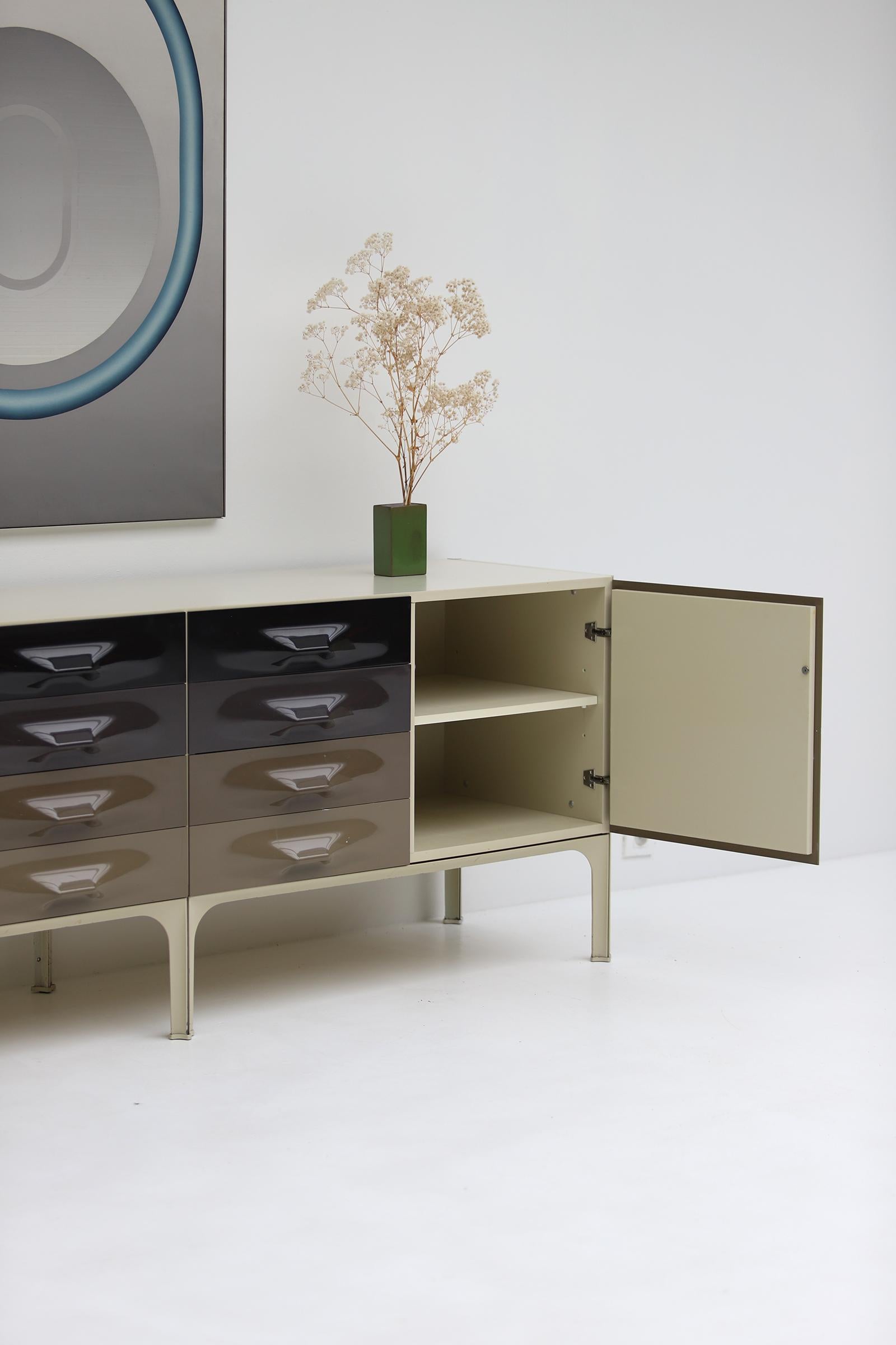 Modern space age DF2000 sideboard by Raymond Loewy for Doubinsky Frères in 1968. For Sale 5
