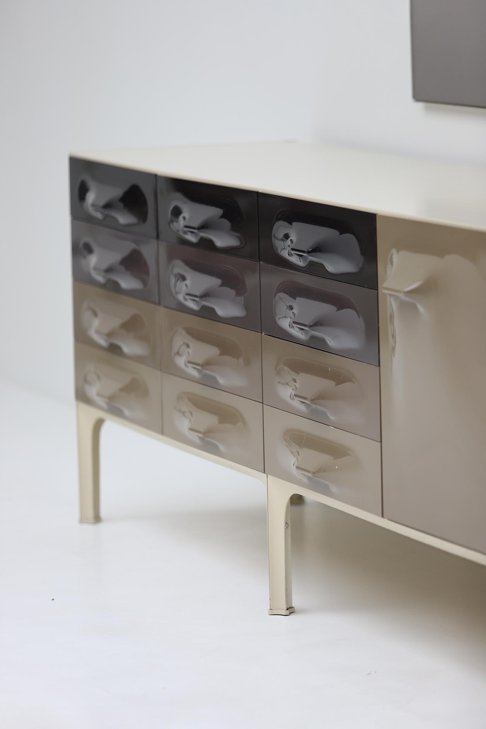 Modern space age DF2000 sideboard by Raymond Loewy for Doubinsky Frères in 1968. For Sale 1
