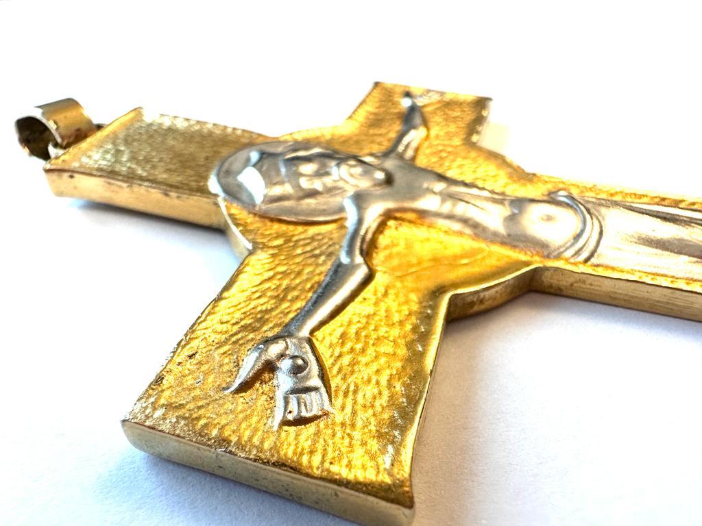 Der Begriff Kruzifix bezieht sich auf ein Kreuz mit Jesus darauf. Dieses besondere Kruzifix verbindet byzantinischen Stil mit moderner Silberverarbeitung. Dieser schöne Anhänger ist aus vergoldetem 925er Silber. Die Besonderheit dieses Kruzifixes