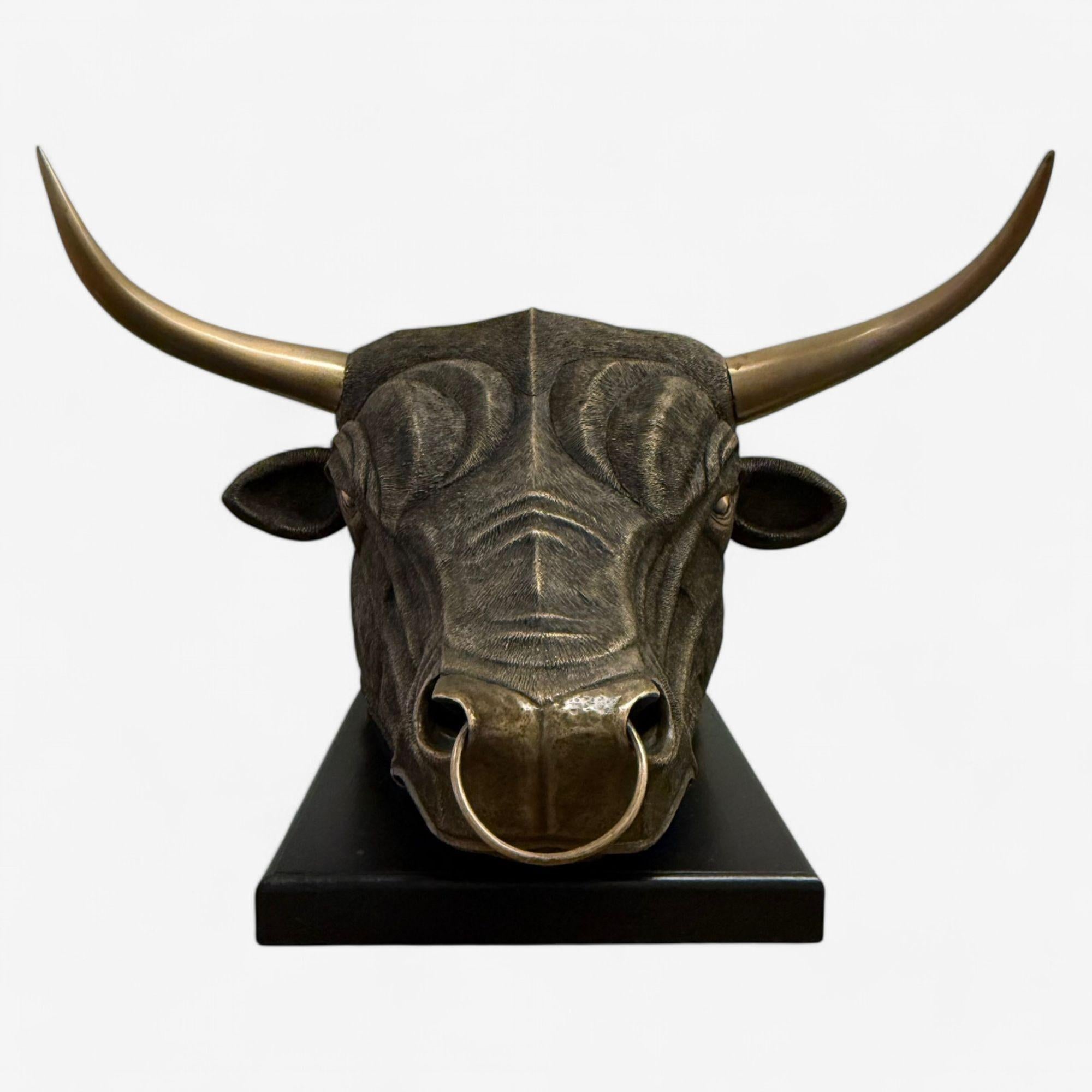 Sculpture moderne espagnole de taureau combattant, bronze moulé à chaud, américaine, 21e siècle

Sculpture de table en édition limitée, signée, datée et numérotée, intitulée Spanish Fighting Bull, réalisée par le sculpteur primé Jesse Nusbaum.