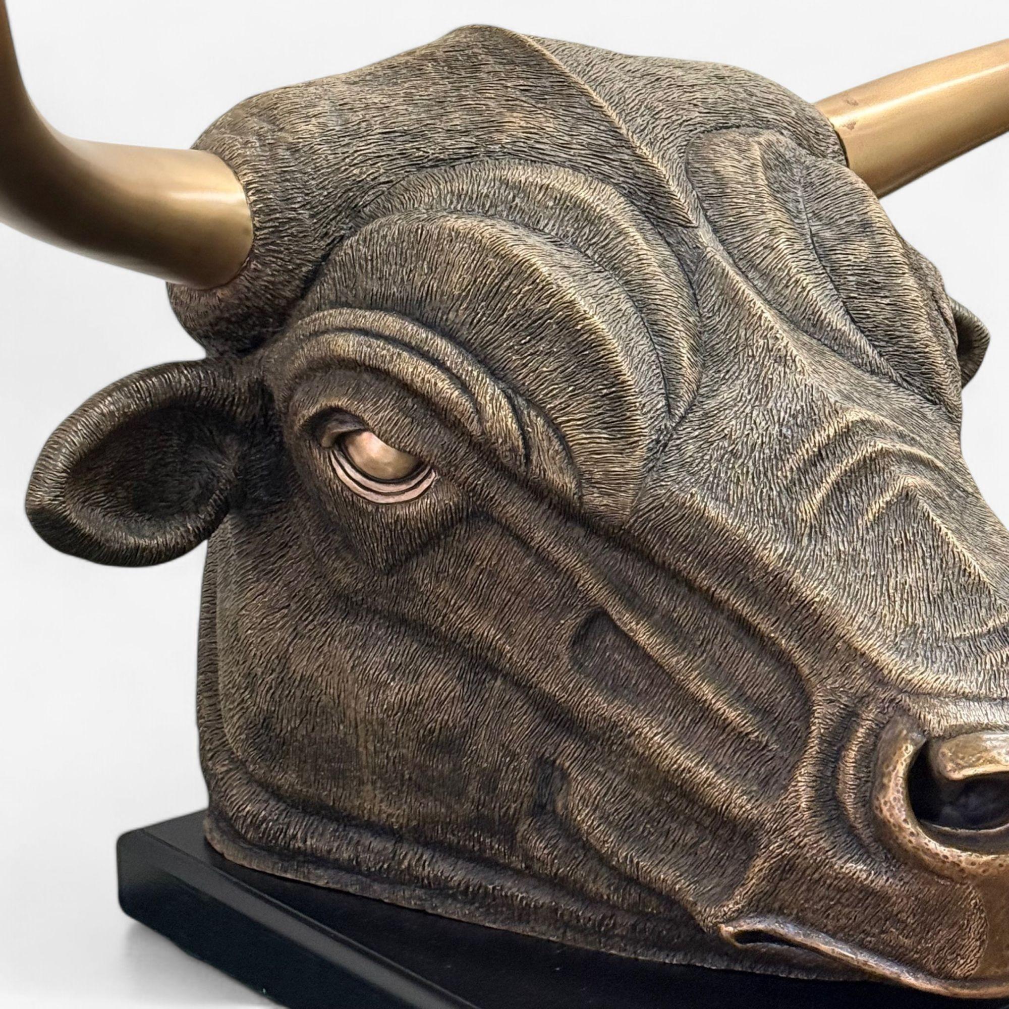 Moderne Sculpture moderne espagnole de taureau combattant, bronze moulé à chaud, américaine, 21e siècle en vente