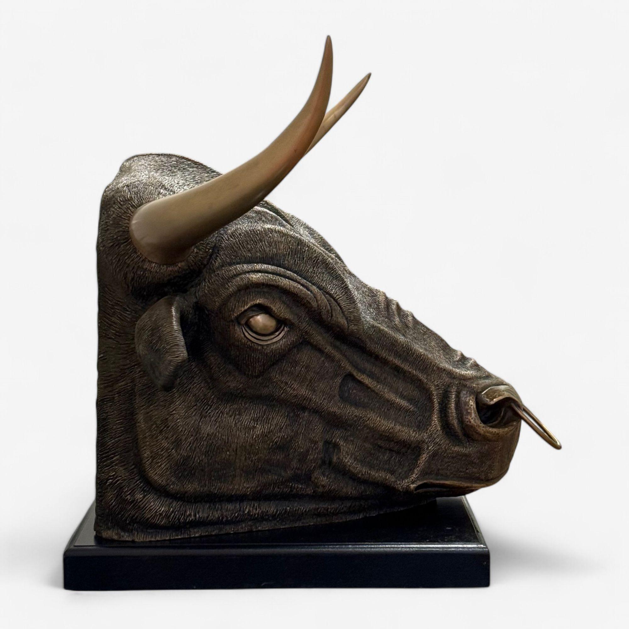 Sculpture moderne espagnole de taureau combattant, bronze moulé à chaud, américaine, 21e siècle Bon état - En vente à Manhasset, NY