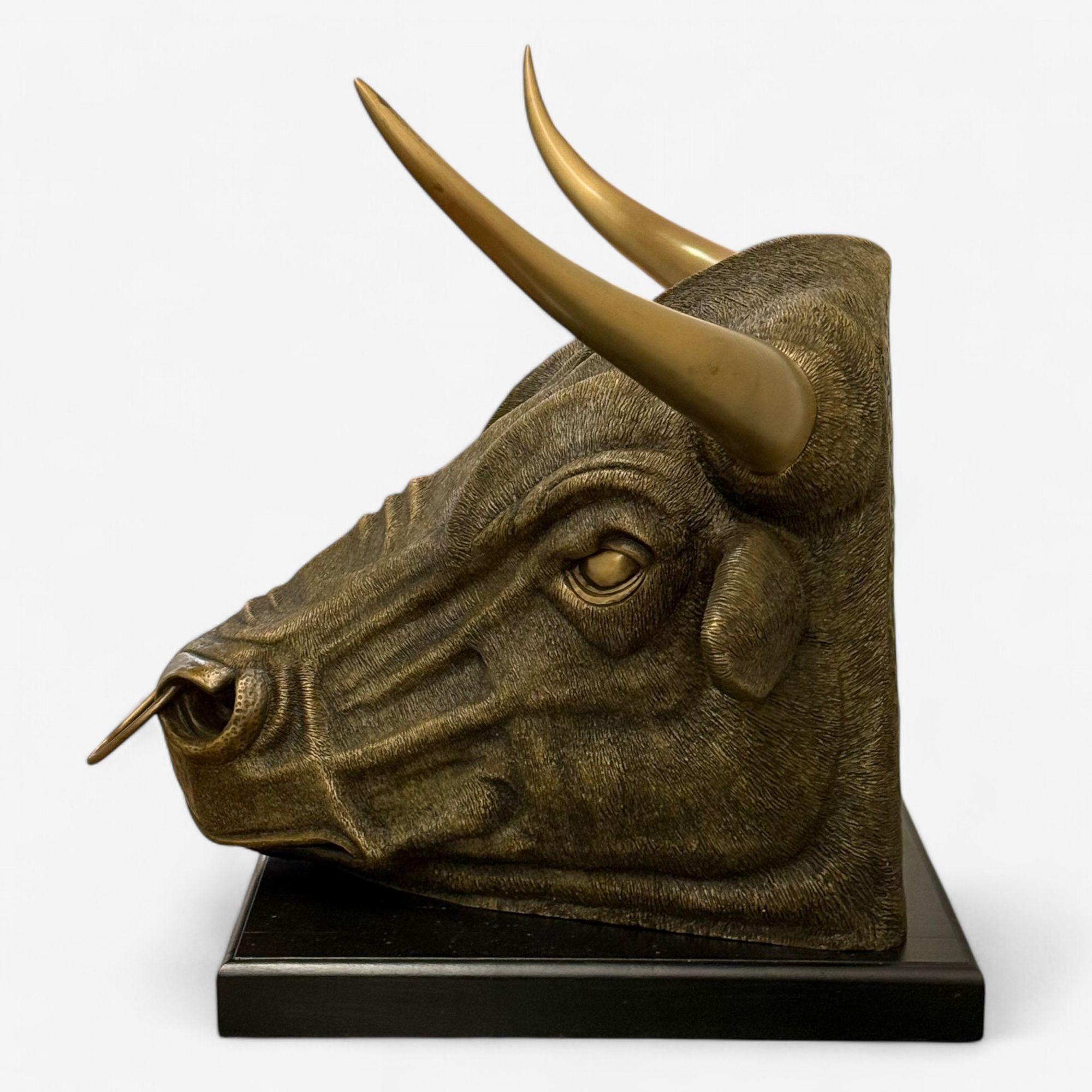 XXIe siècle et contemporain Sculpture moderne espagnole de taureau combattant, bronze moulé à chaud, américaine, 21e siècle en vente