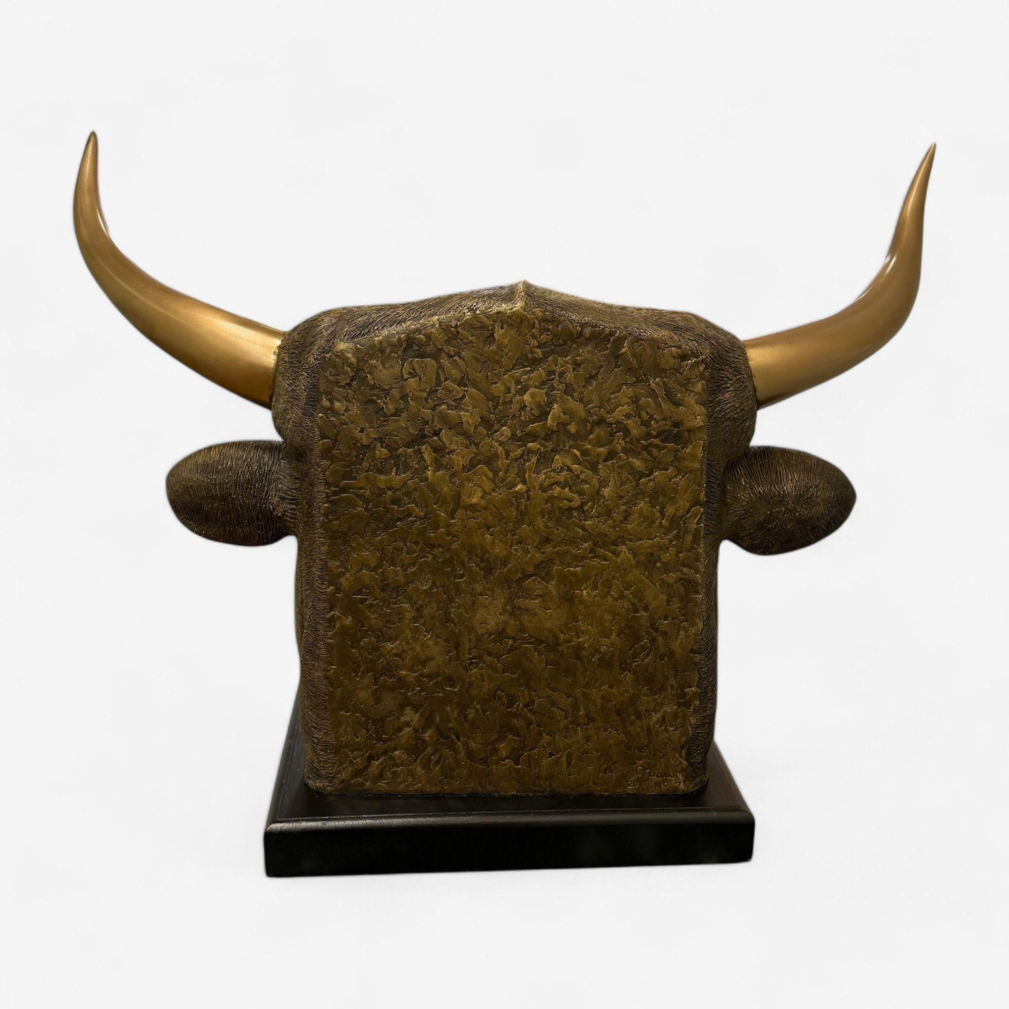 Sculpture moderne espagnole de taureau combattant, bronze moulé à chaud, américaine, 21e siècle en vente 3