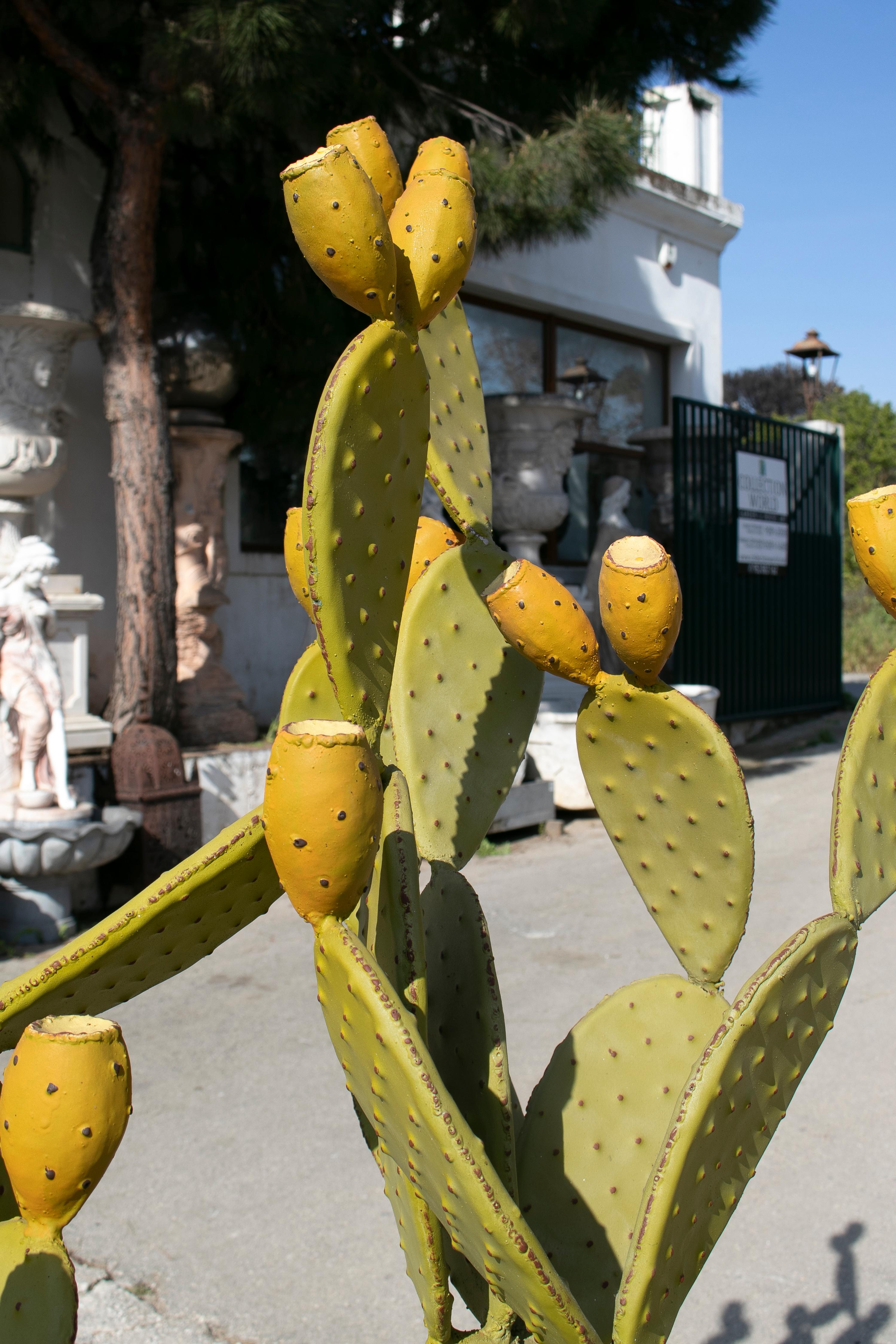 Scultura da giardino moderna spagnola in ferro dipinta a mano a forma di cactus in vendita 8