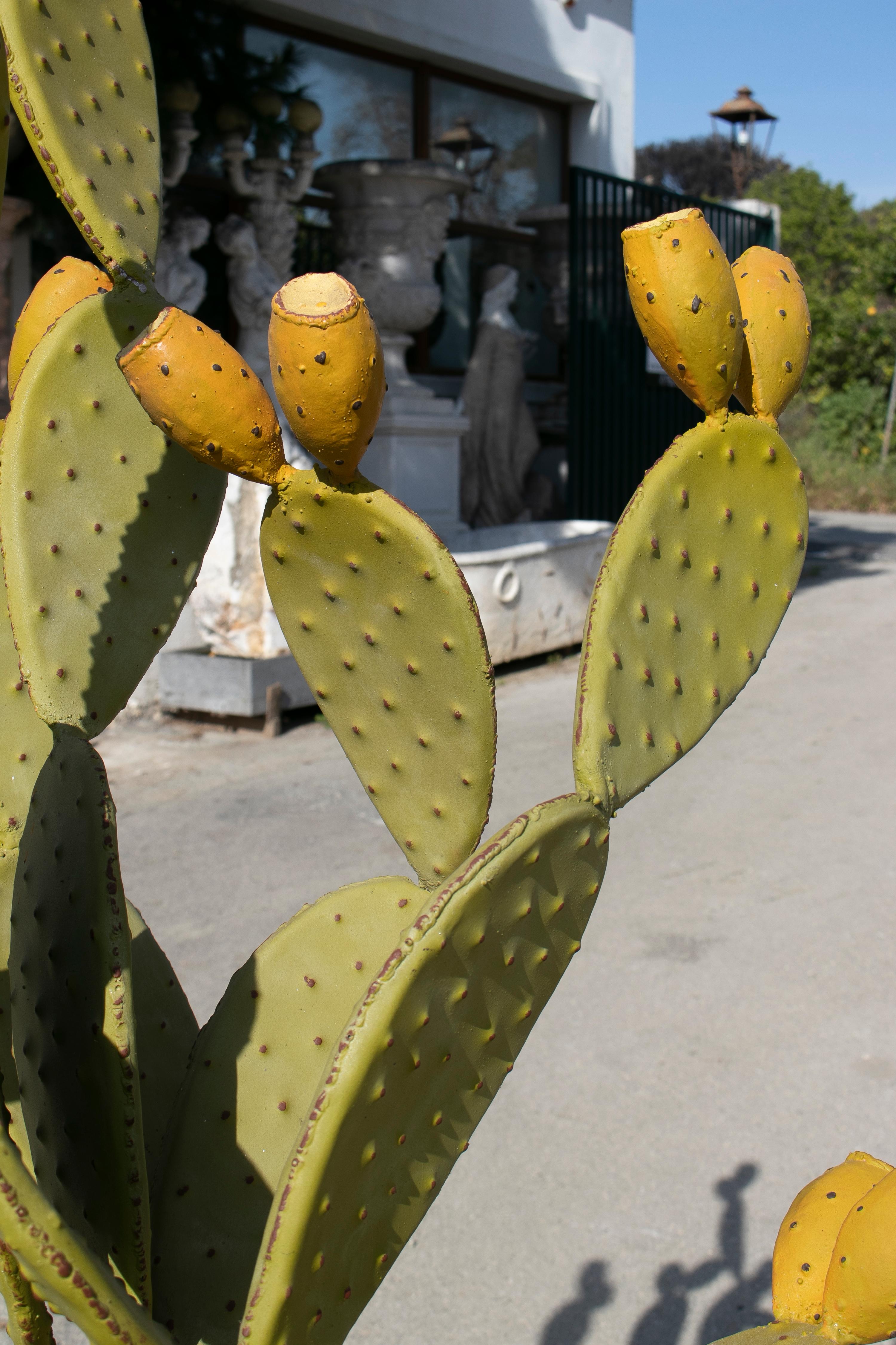 Scultura da giardino moderna spagnola in ferro dipinta a mano a forma di cactus in vendita 9