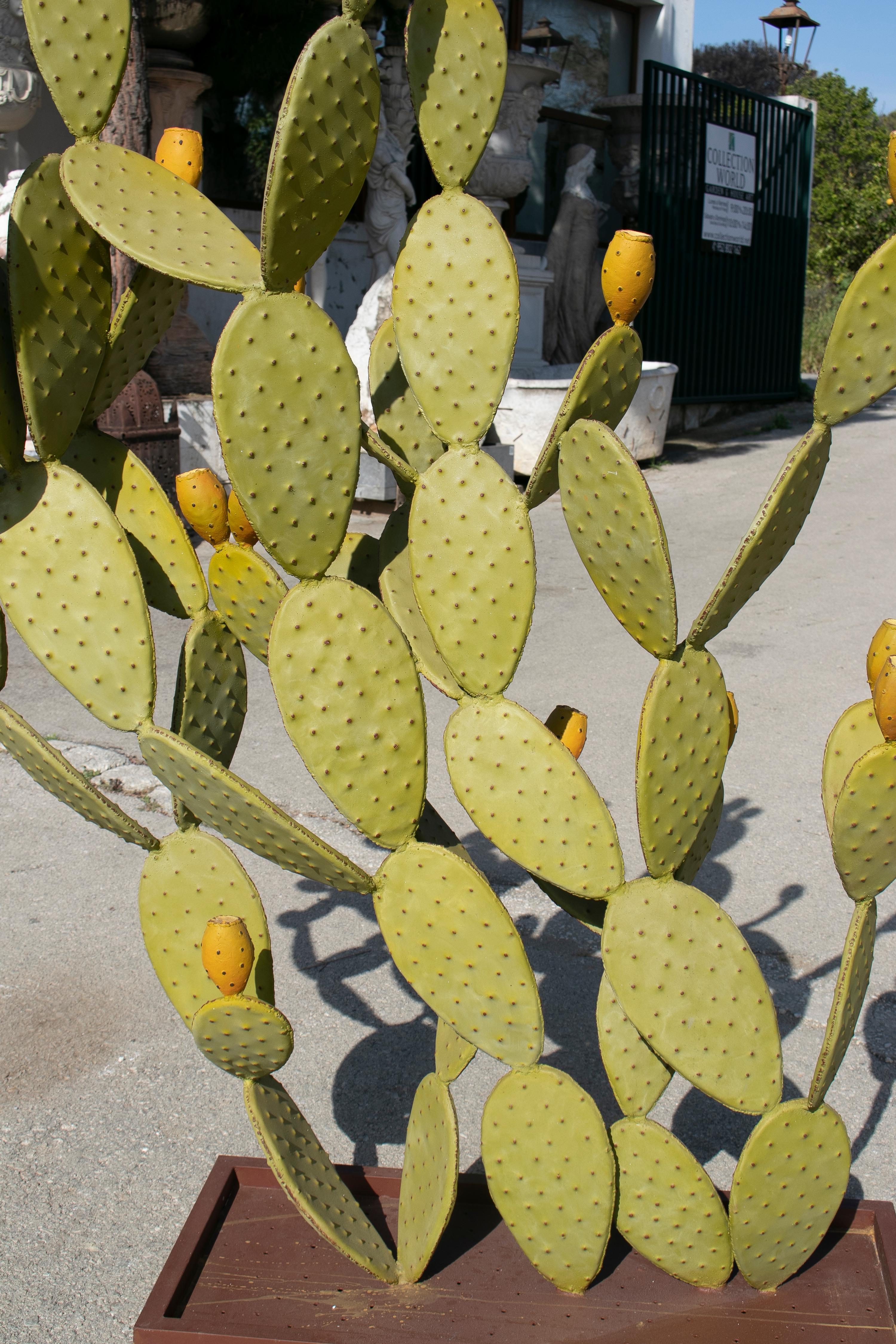 Moderne spanische handbemalte Kaktus-Eisen-Garten-Skulptur im Angebot 13