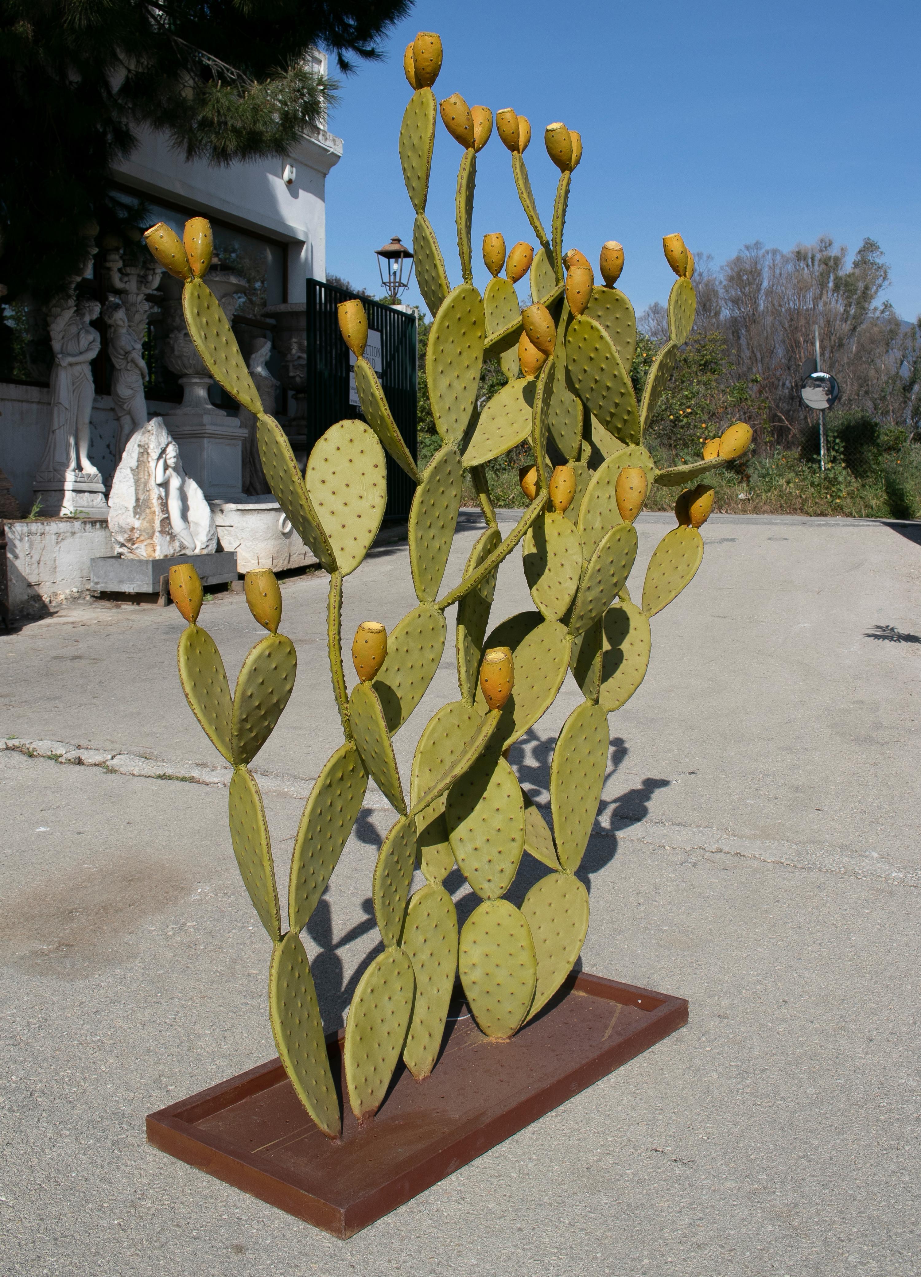 Moderne spanische handbemalte Kaktus-Eisen-Garten-Skulptur (Europäisch) im Angebot
