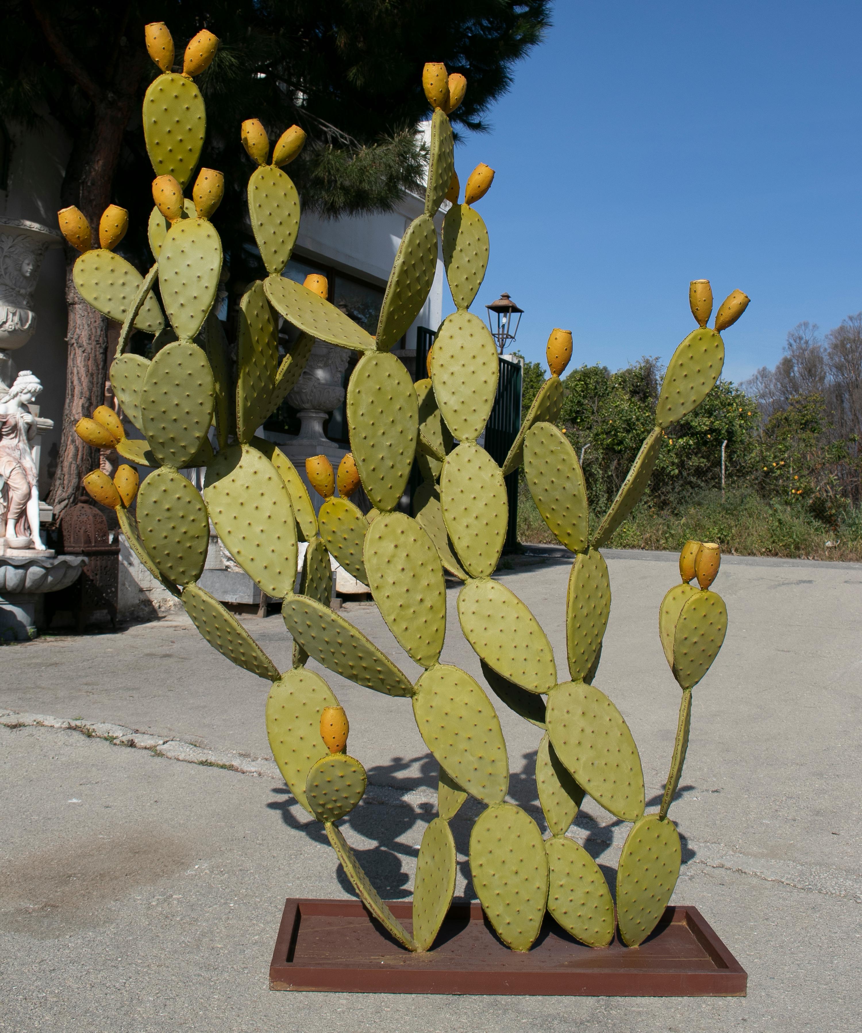 Moderne spanische handbemalte Kaktus-Eisen-Garten-Skulptur im Zustand „Gut“ im Angebot in Marbella, ES