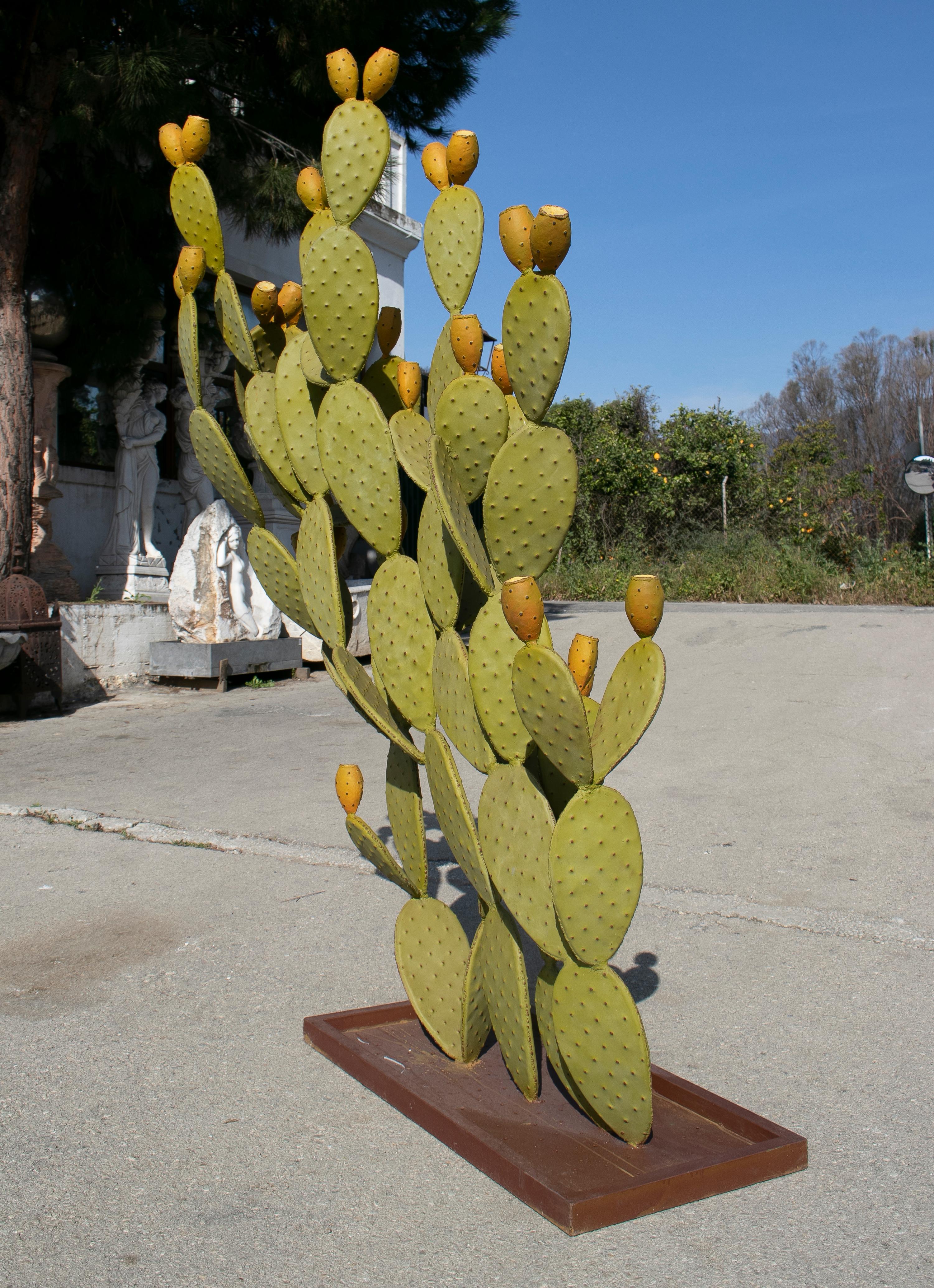 Moderne spanische handbemalte Kaktus-Eisen-Garten-Skulptur (21. Jahrhundert und zeitgenössisch) im Angebot