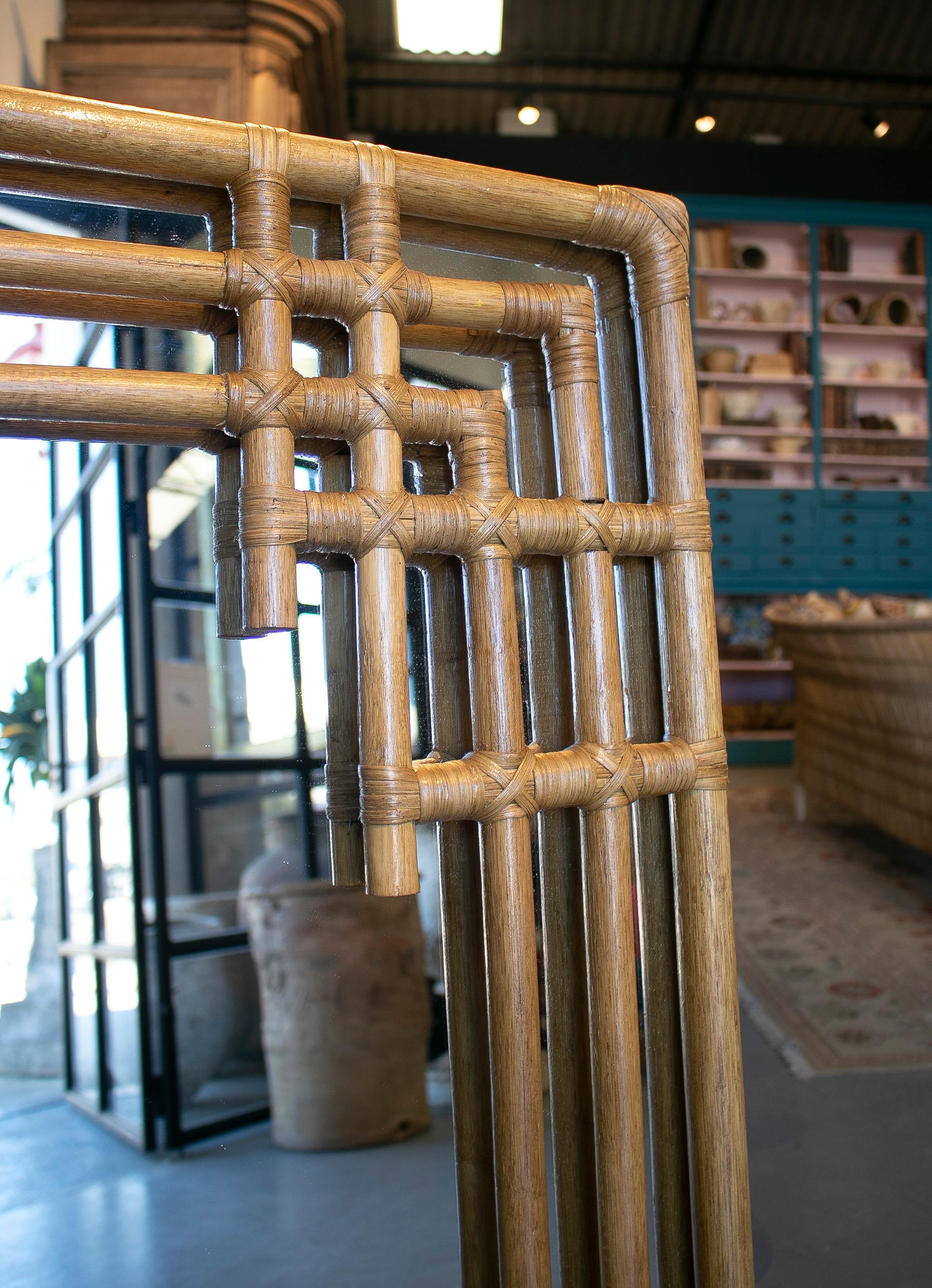 Moderner spanischer handgefertigter quadratischer Wandspiegel aus Bambus (21. Jahrhundert und zeitgenössisch) im Angebot