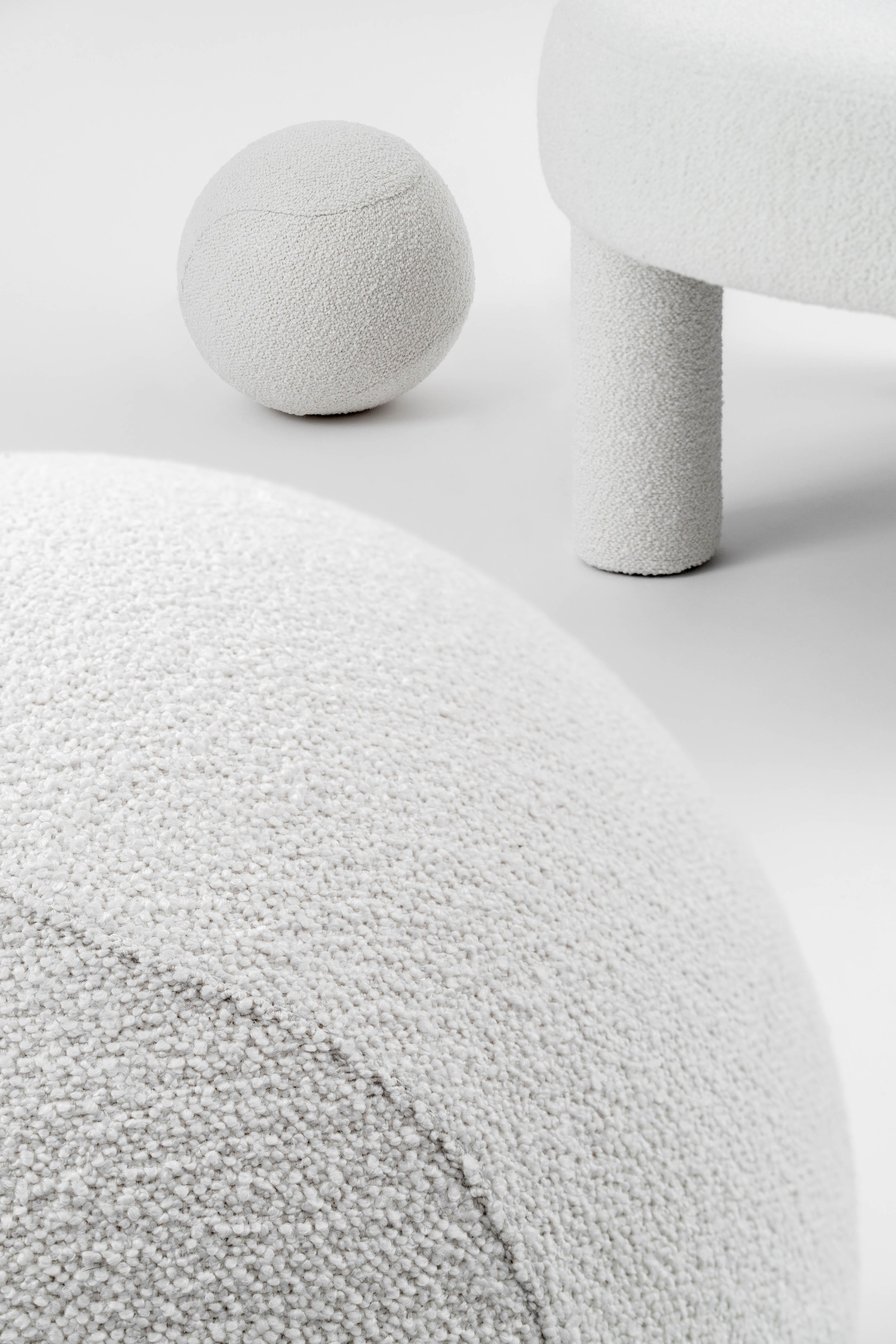 Pouf sphérique moderne 50 cm en fausse fourrure de qualité supérieure par NOOM en vente 1
