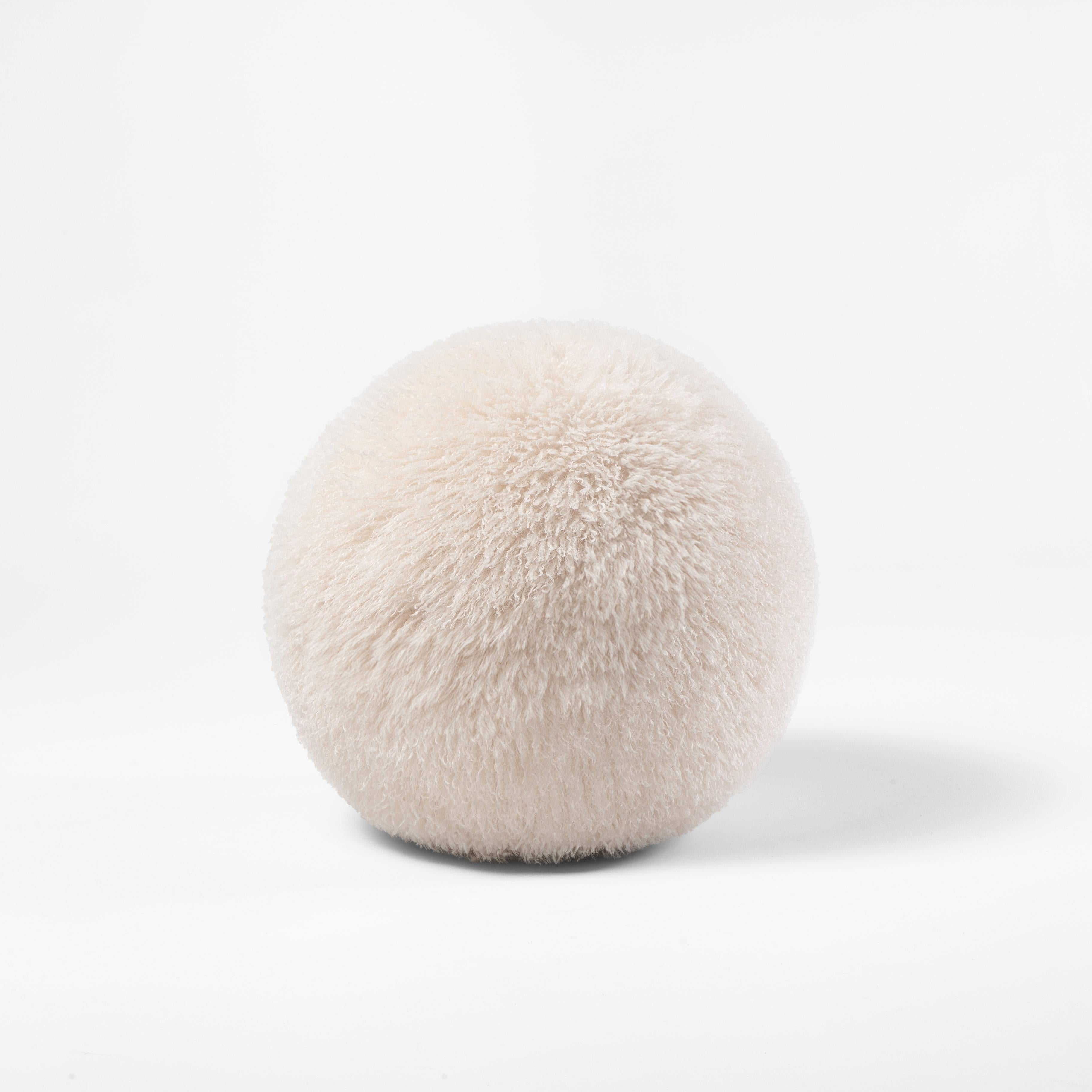 Pouf sferico moderno in tessuto Barnum Boucle White di NOOM in vendita 7