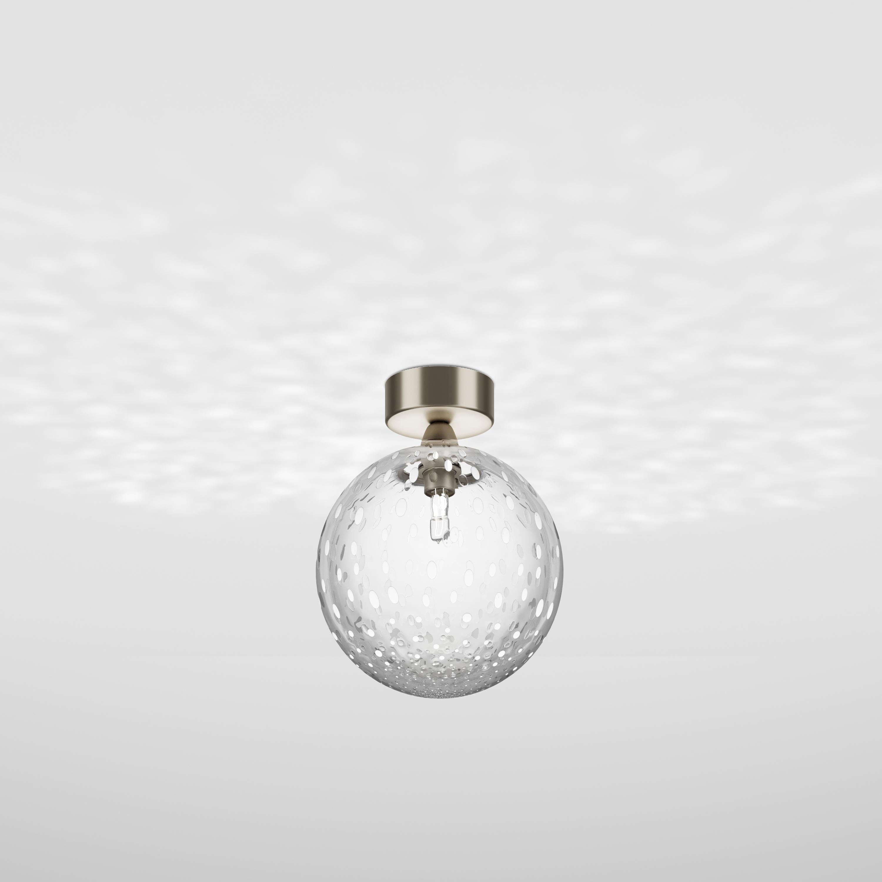 The main characteristic of this collection of lamps produced with the “balloton” technique is the insertion of bubbles of air in the glass during its production. That creates multiple reflections and adds an organic texture on the surface of the
