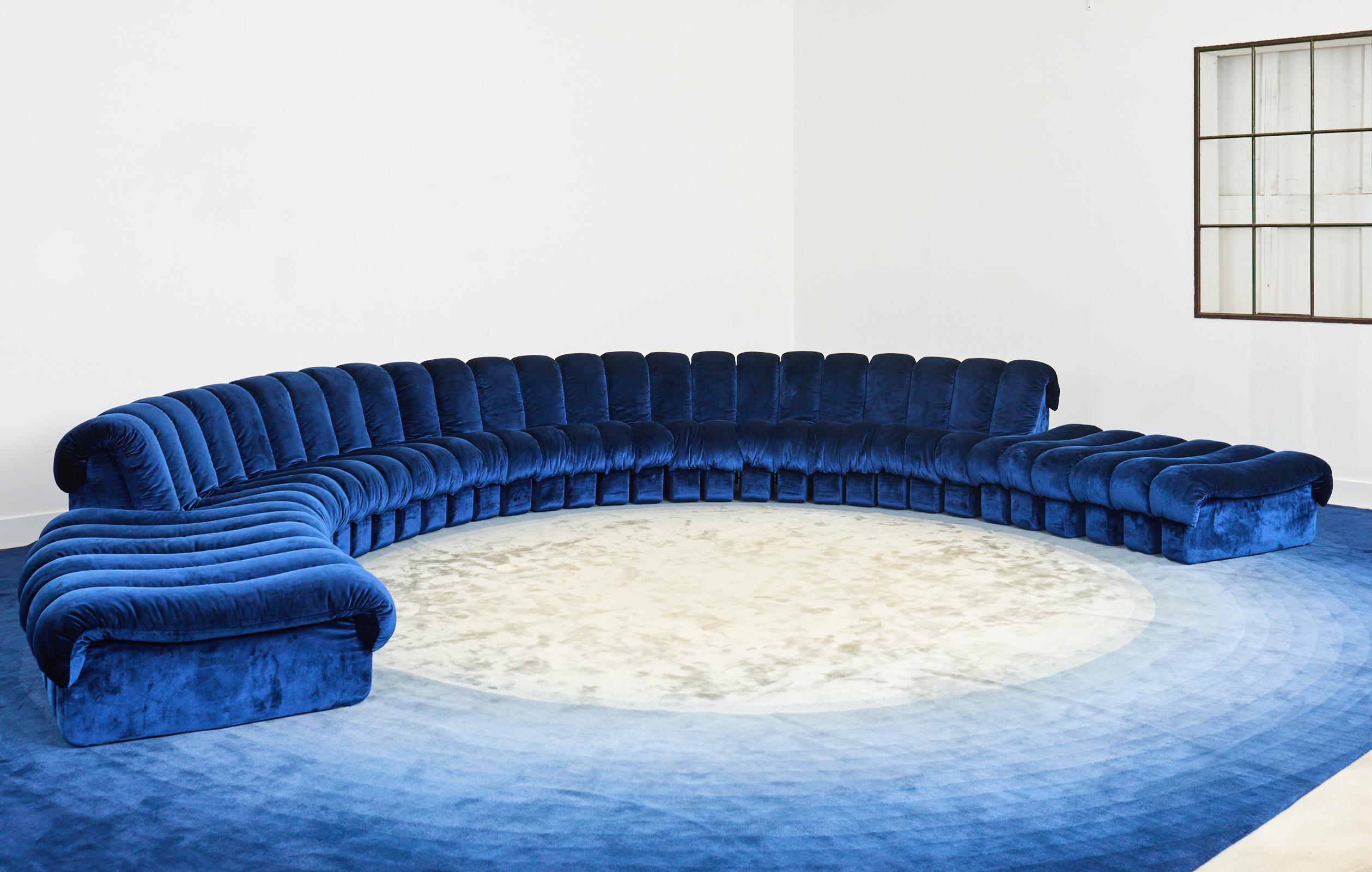 Modernist bespoke rug designed by David Rockwell for The Rug Company measuring 18 feet wide by 24.5 feet long. The dramatic carpet was commissioned by Samantha Todhunter Design, London for an important historical 1916 Julia Morgan designed mansion