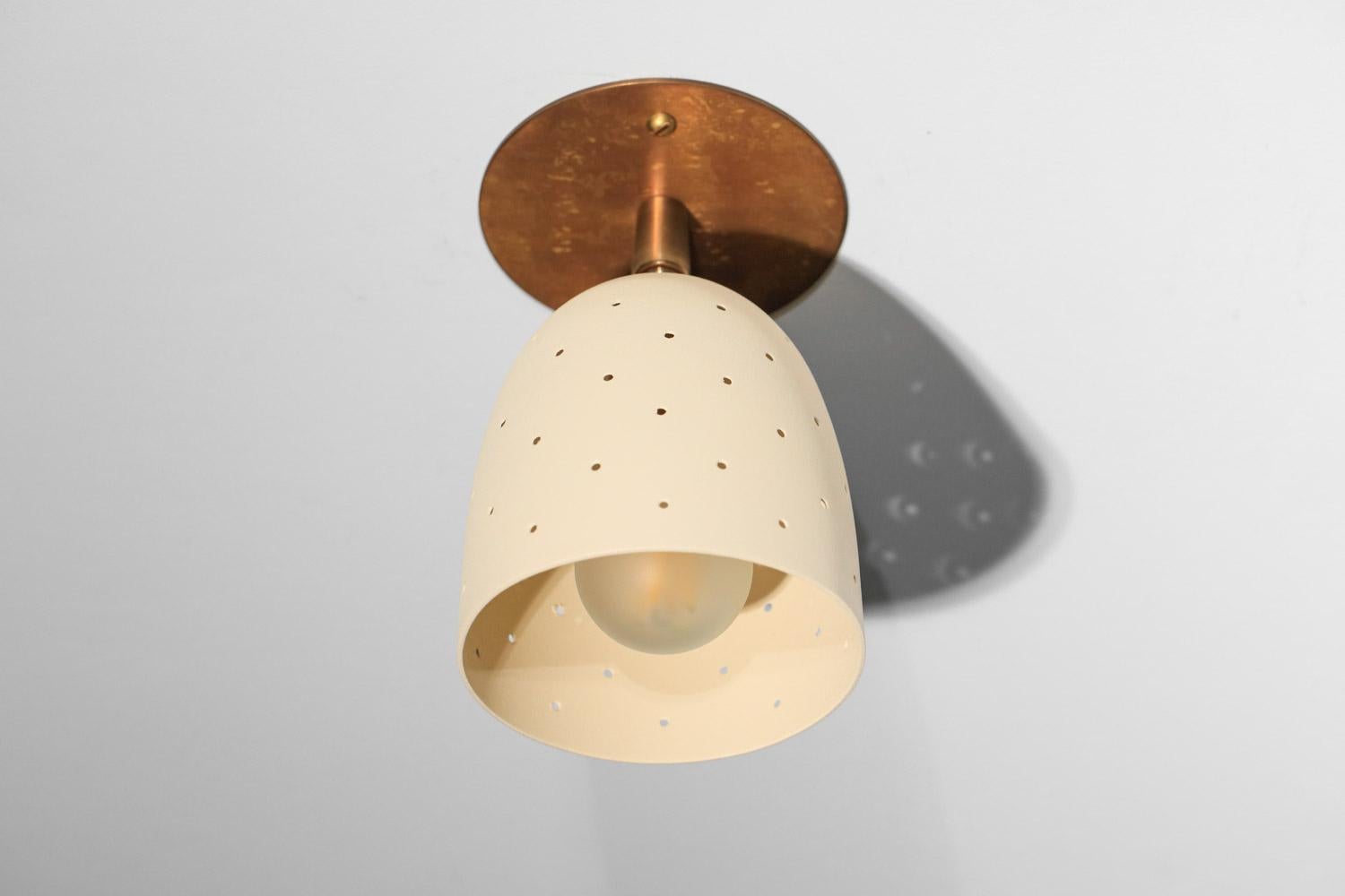 faretto o applique francese moderna. Struttura in ottone massiccio patinato e paralume perforato in metallo laccato beige. 
Ottime condizioni, quantità su richiesta. 