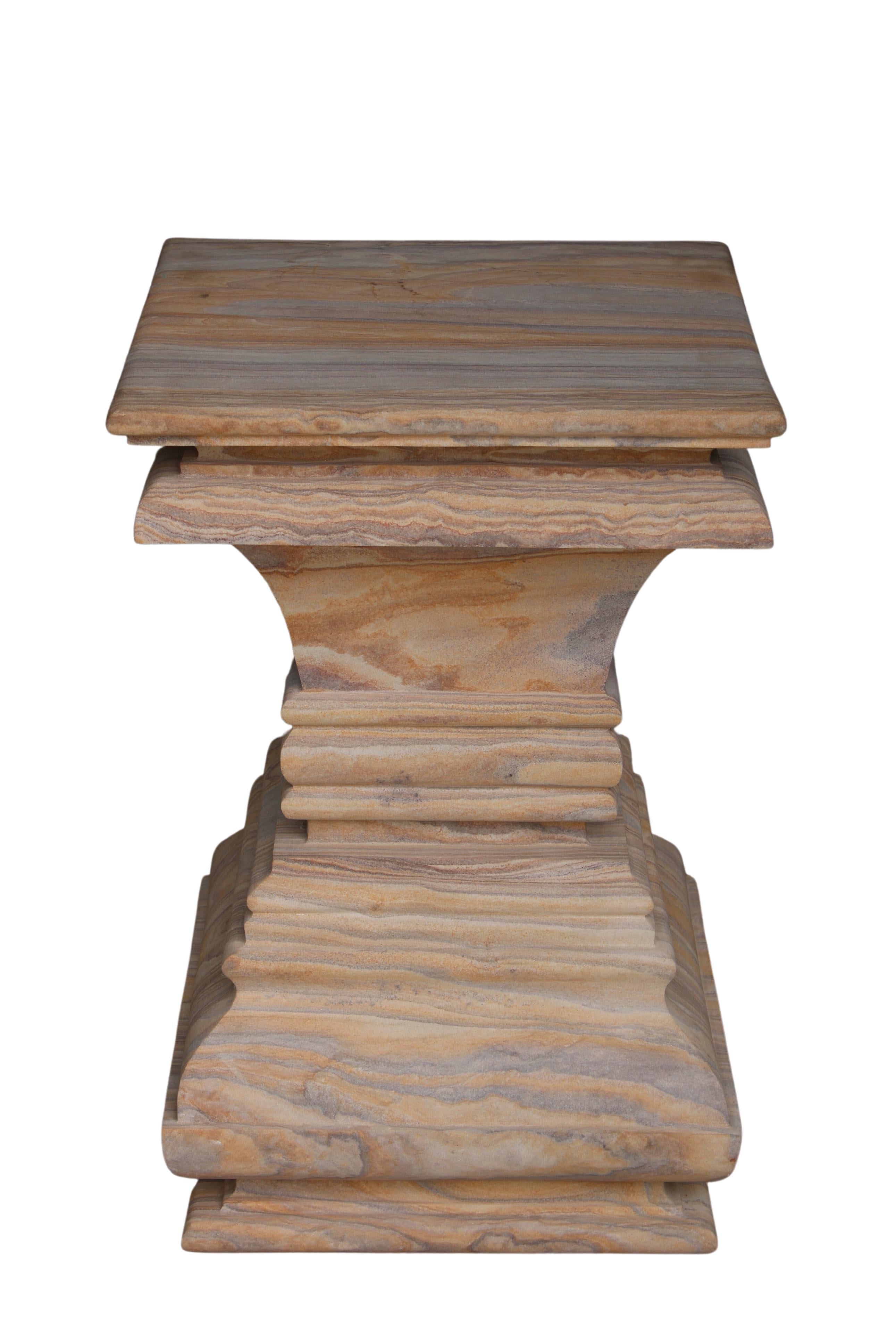 Indien Table d'appoint carrée architecturale à piédestal en pierre de teck arc-en-ciel en vente
