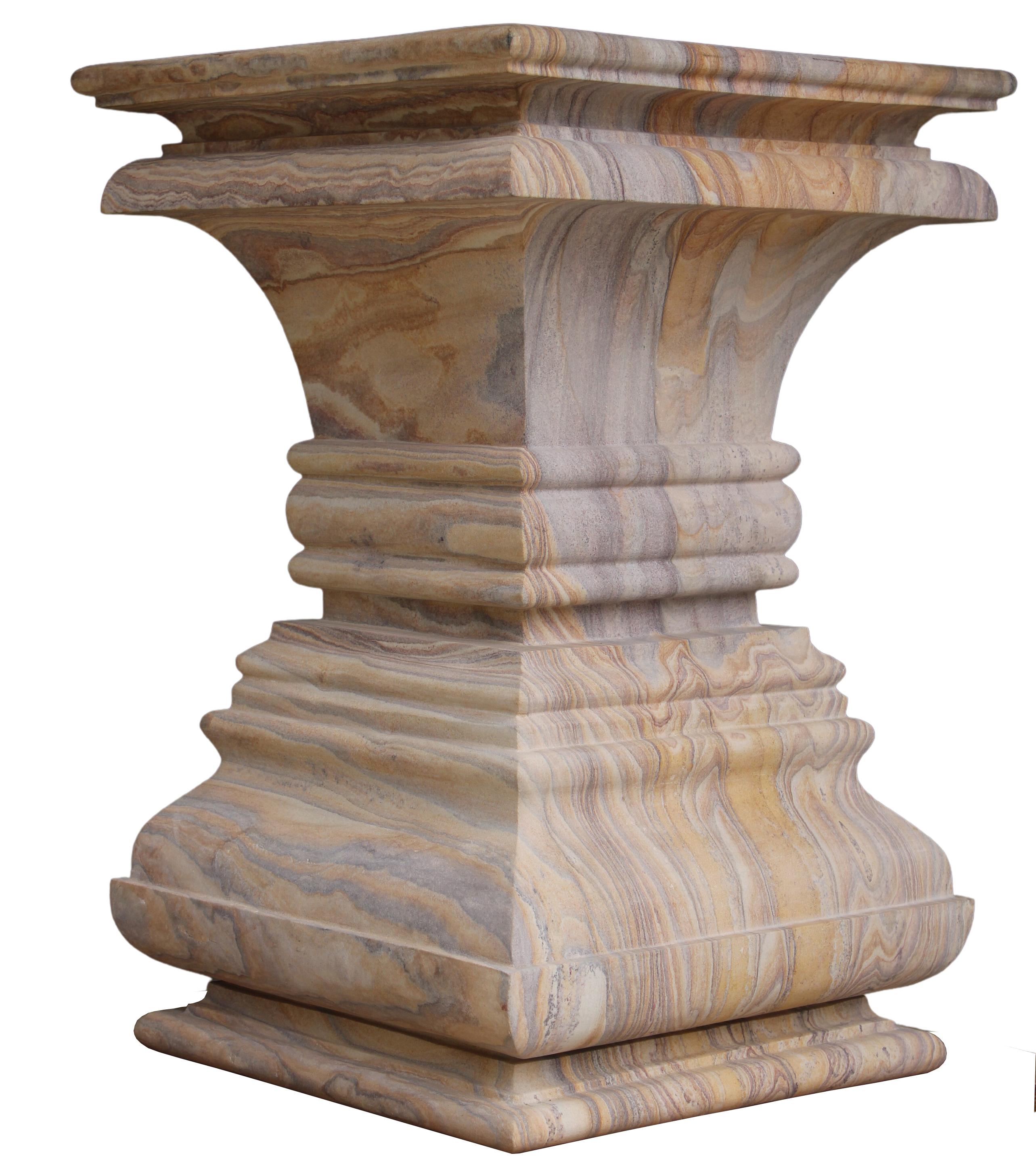 Sculpté à la main Table d'appoint carrée architecturale à piédestal en pierre de teck arc-en-ciel en vente