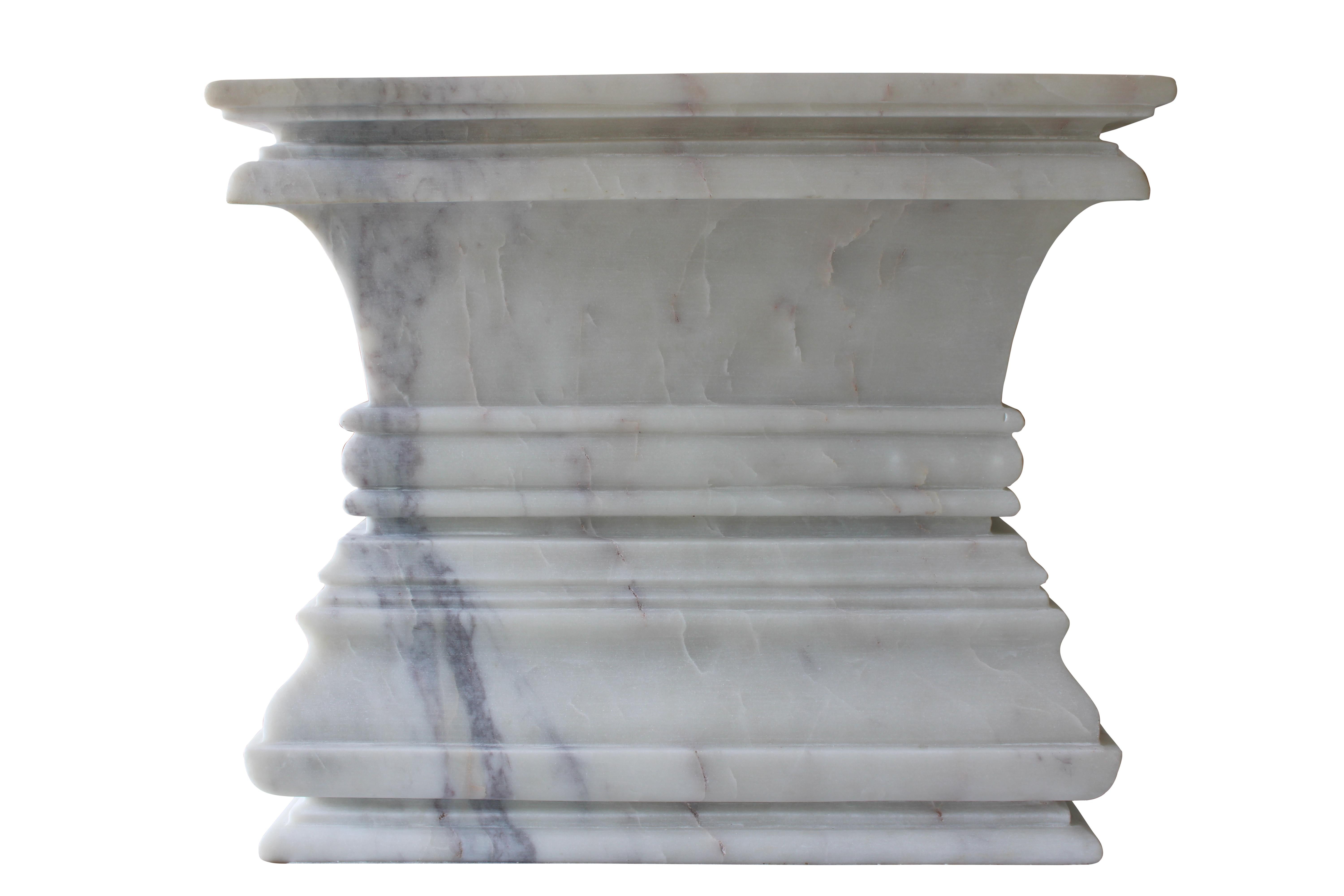 Moderne Table d'appoint carrée à piédestal architectural en marbre blanc de Stephanie Odegard en vente