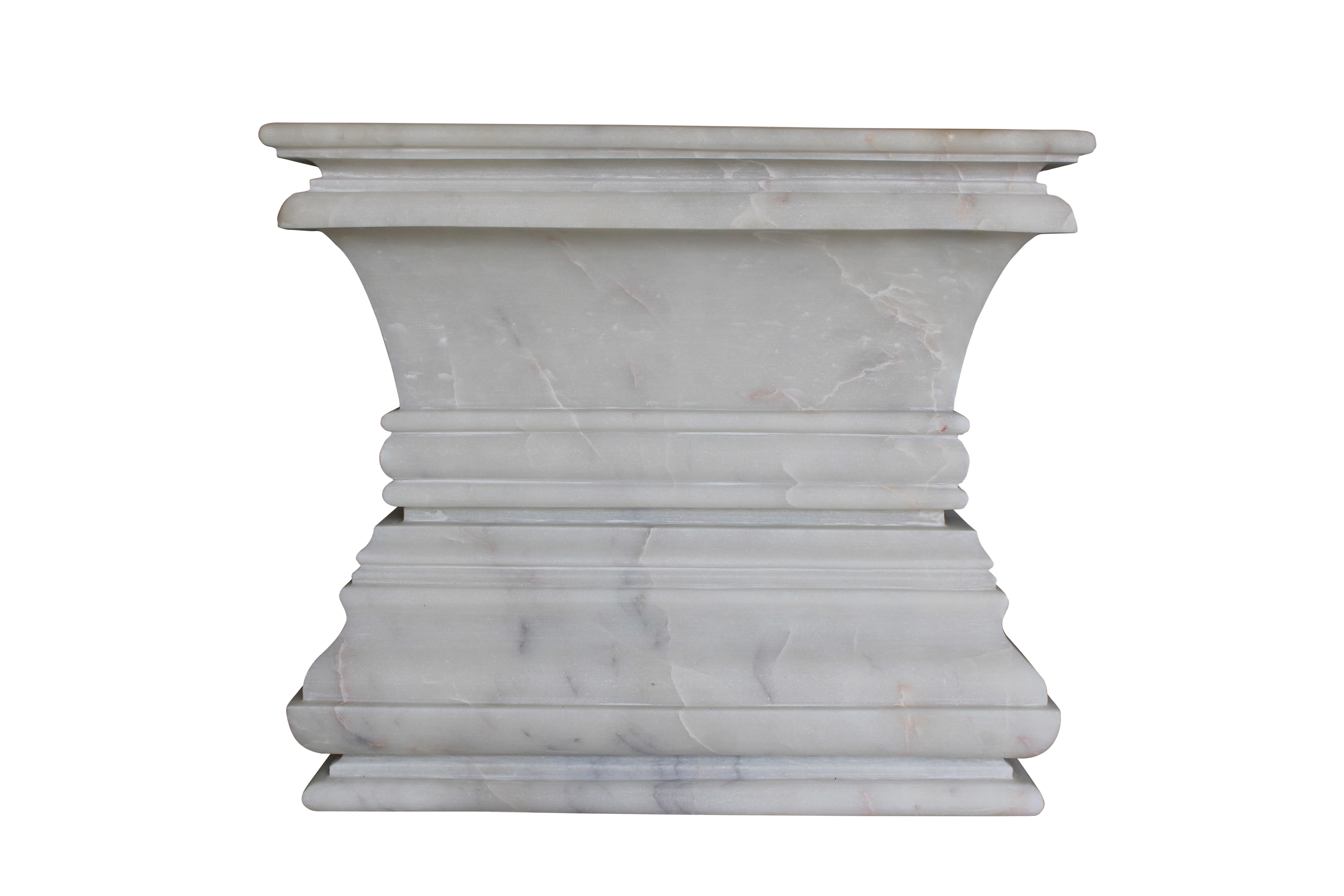 Indien Table d'appoint carrée à piédestal architectural en marbre blanc de Stephanie Odegard en vente