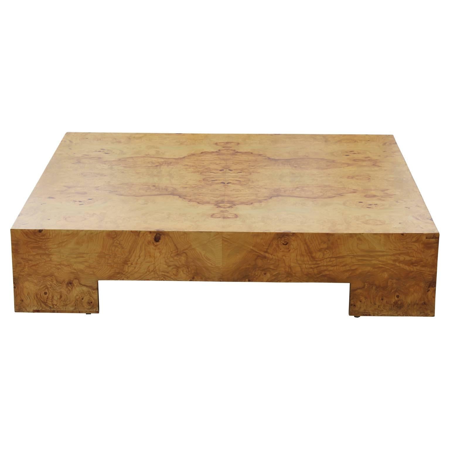 Table basse carrée moderne en ronce de noyer:: réalisée par Milo Baughman pour Thayer Coggin:: qui a été restaurée par des experts.